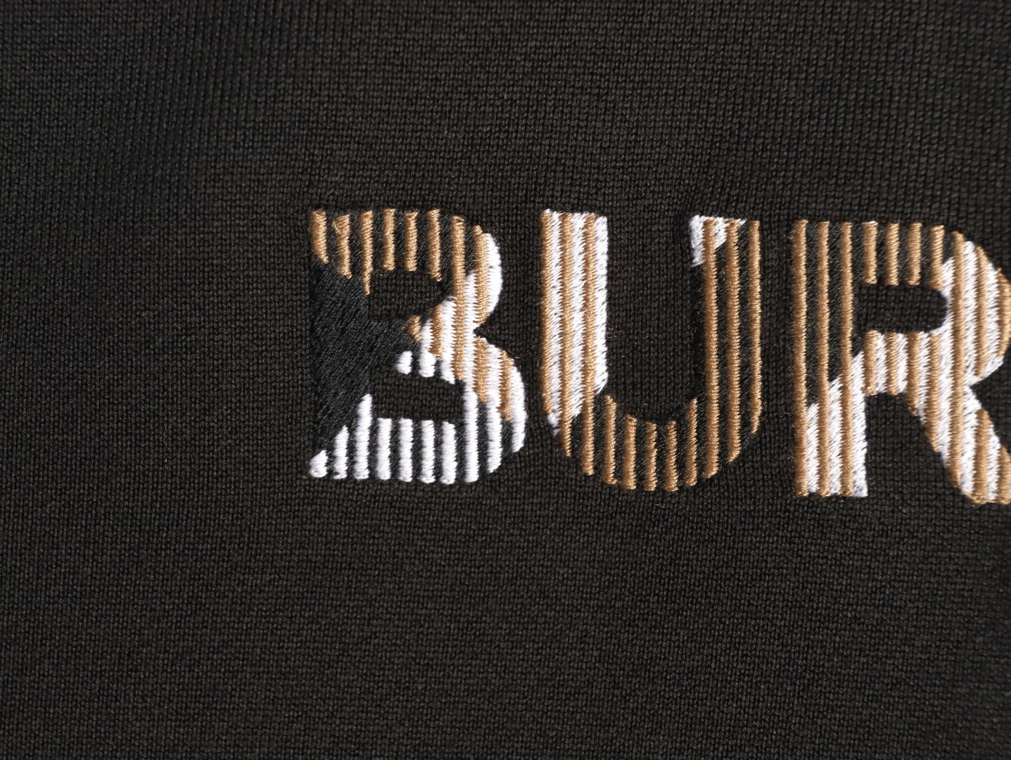 🔝BURBERRY巴寶莉BBR 八色字母繡圓領衛衣 
原版6350購入，原版採用400g 巴寶莉專用反面牛肚面料，反向毛圈底紗 魚鱗布料，螺紋450g雙紗，顏色按布料訂染，原版一致。
前幅進口機立體繡花，凹凸形狀與原版一致，羅紋針織包邊及絨里收納口袋均採用加固縫製，強化功能耐用性；在休閒運動中注入內斂英倫格調。整體完美平衡經典符號的當代轉化、穿著舒適度與日常實用性，成為詮釋現代精英休閒風的典範之作。男女同款
B Size：S-XL