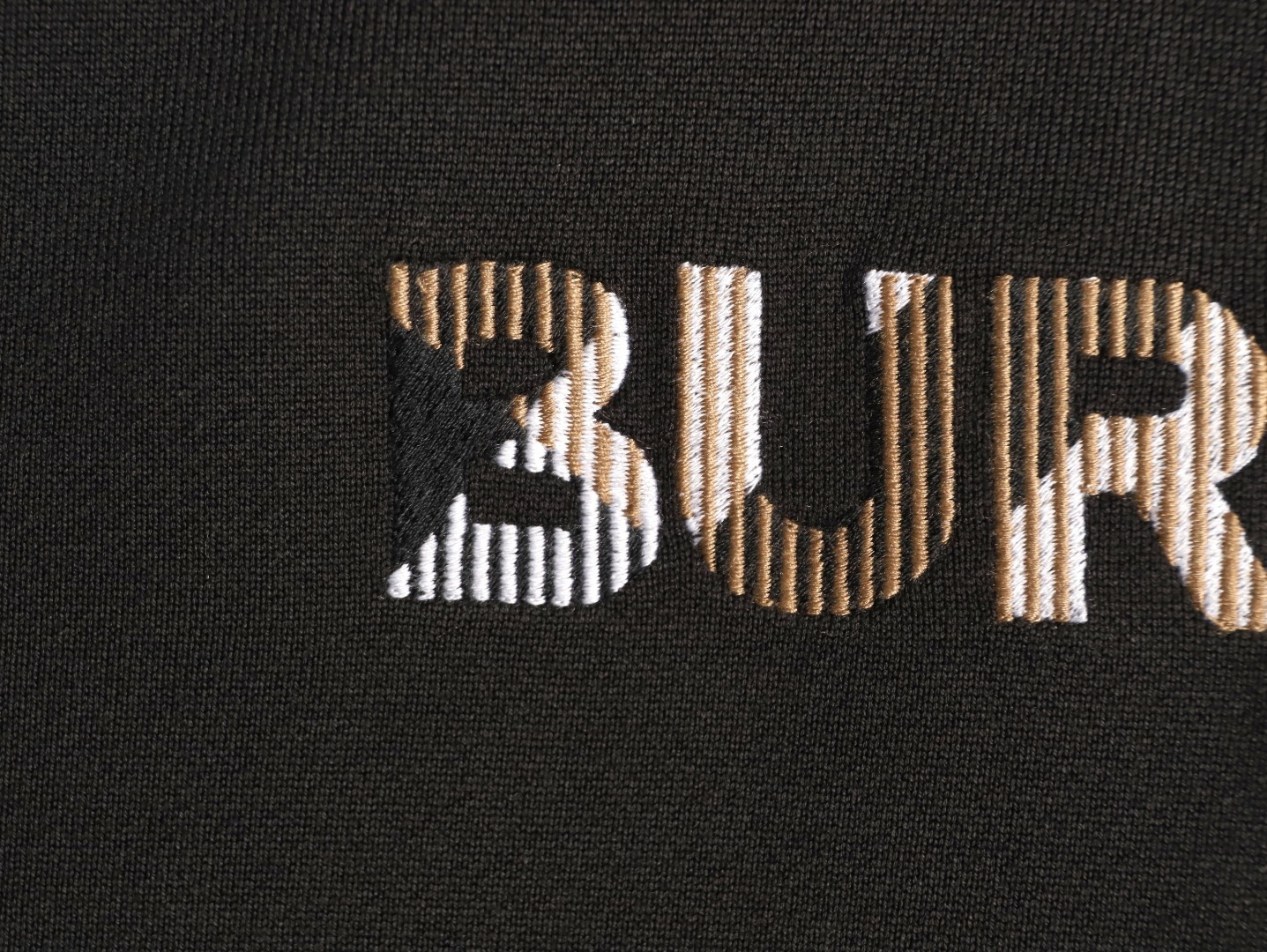 🔝BURBERRY巴寶莉BBR 八色字母繡圓領衛衣 
原版6350購入，原版採用400g 巴寶莉專用反面牛肚面料，反向毛圈底紗 魚鱗布料，螺紋450g雙紗，顏色按布料訂染，原版一致。
前幅進口機立體繡花，凹凸形狀與原版一致，羅紋針織包邊及絨里收納口袋均採用加固縫製，強化功能耐用性；在休閒運動中注入內斂英倫格調。整體完美平衡經典符號的當代轉化、穿著舒適度與日常實用性，成為詮釋現代精英休閒風的典範之作。男女同款
B Size：S-XL
