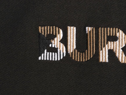 🔝BURBERRY巴寶莉BBR 八色字母繡圓領衛衣 
原版6350購入，原版採用400g 巴寶莉專用反面牛肚面料，反向毛圈底紗 魚鱗布料，螺紋450g雙紗，顏色按布料訂染，原版一致。
前幅進口機立體繡花，凹凸形狀與原版一致，羅紋針織包邊及絨里收納口袋均採用加固縫製，強化功能耐用性；在休閒運動中注入內斂英倫格調。整體完美平衡經典符號的當代轉化、穿著舒適度與日常實用性，成為詮釋現代精英休閒風的典範之作。男女同款
B Size：S-XL