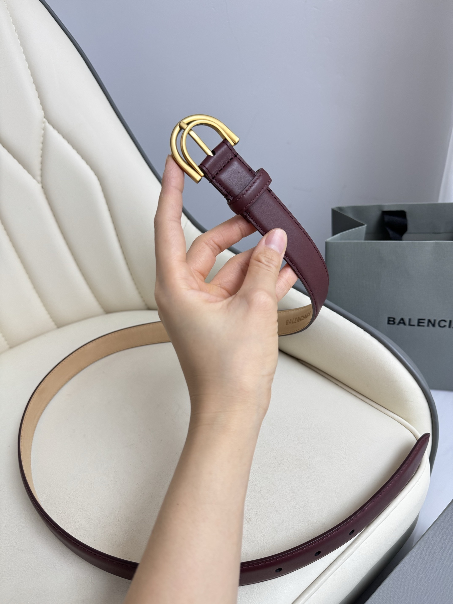 巴黎世家（Balenciaga）寬度2.5cm 是法國的奢侈品牌，作為時尚界最具影響力品牌之一的地位。設計師源於：都市時尚潮流獨特的設計風格，採用進口小牛皮製作；搭配純銅復古五金，使其更具魅力。值得擁有的百搭精品