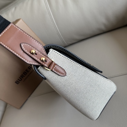 B家最新的寬肩帶斜跨包，選用進口牛皮與 Vintage 復古格紋打造，設有徽鐫標刻按扣。搭配拆可式背帶，點綴花提精紡的bur徽標。隨心變為換肩背包或手拿造包型。25 x 8.5 x 18cm🌟型號9061