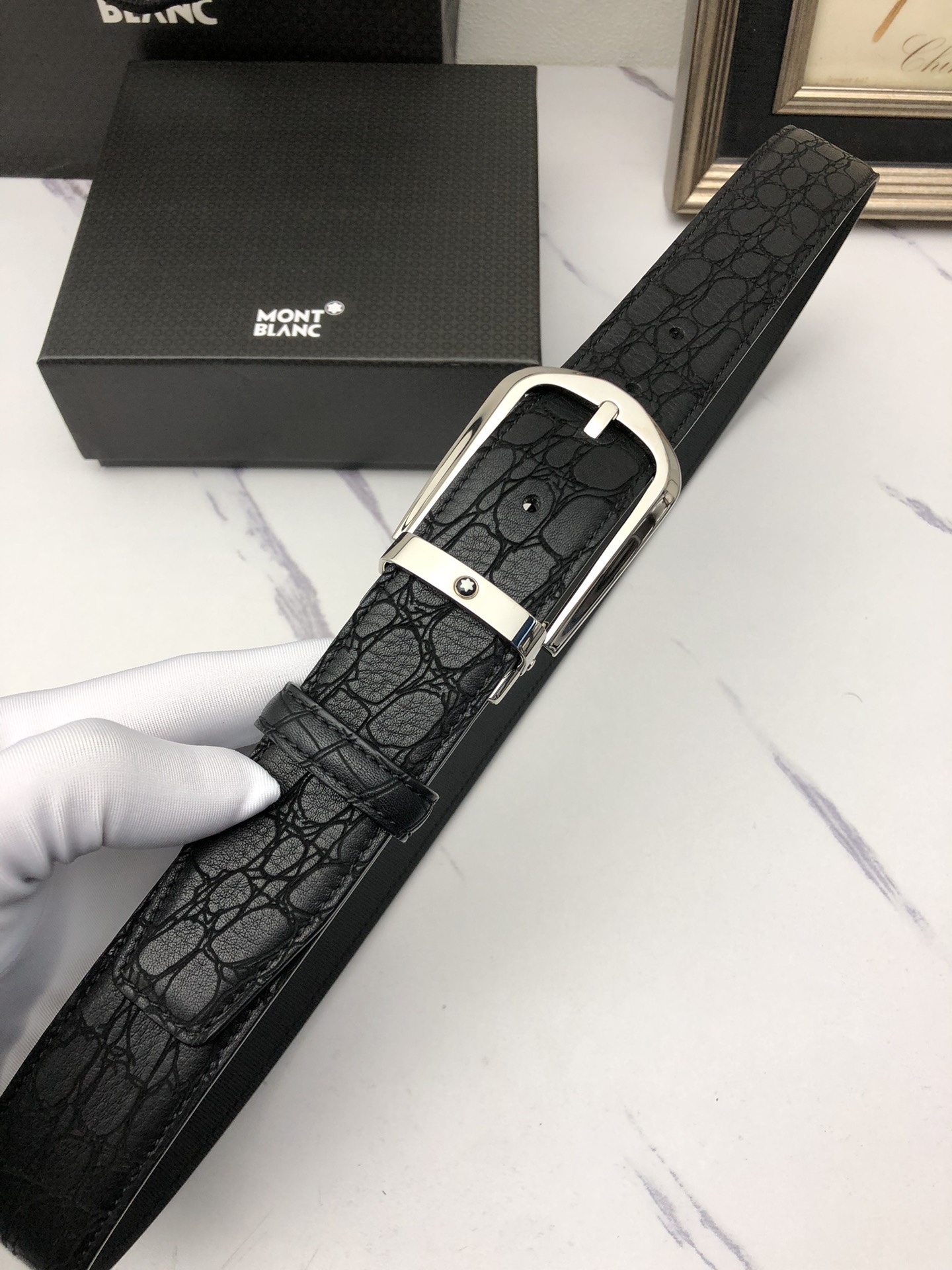 萬寶龍：原單頭層牛皮燙印花紋，內襯頭層壓橫紋牛皮底，營造織紋外觀。飾以標誌原單扣。專櫃寬度3.5