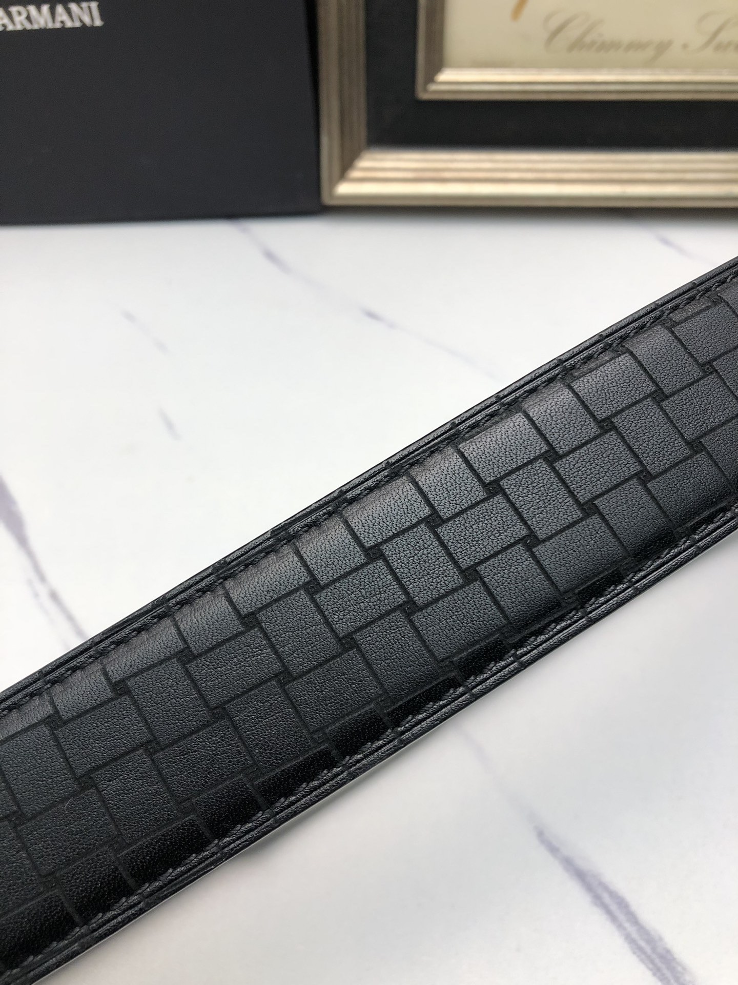 阿曼妮：原單頭層小牛皮燙印花紋，內襯頭層牛皮底，營造織紋外觀。飾以標誌原單扣。專櫃寬度4.0