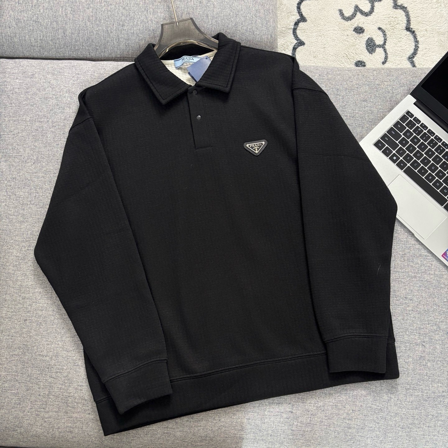 Prada普拉達日系翻領長袖衛衣
原相機📷實拍 質感看得見
水洗做舊工藝，質地軟軟糯糯有質感
版型寬松 遮肉顯瘦 不挑身材
斜紋肌理感泡泡TR優質面料
紋路清晰自然 觸感軟糯舒適 
男女皆可穿可當情侶裝！
質量放心入手不亂吹品質值得信賴

顏色：花灰  黑色  紫灰色
尺碼：M-2XL

尺碼    M     L     XL    XXL   
衣長    69    71    73     75   
胸圍    116  120   124  128
袖長    55    56