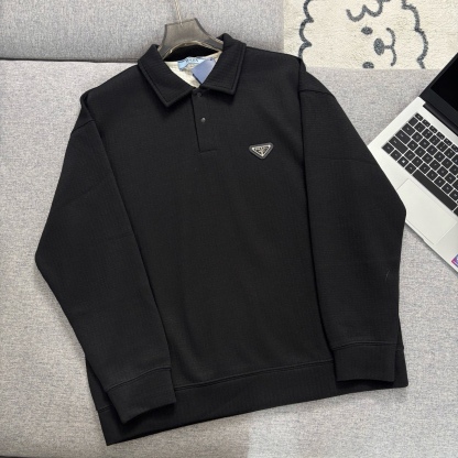 Prada普拉達日系翻領長袖衛衣
原相機📷實拍 質感看得見
水洗做舊工藝，質地軟軟糯糯有質感
版型寬松 遮肉顯瘦 不挑身材
斜紋肌理感泡泡TR優質面料
紋路清晰自然 觸感軟糯舒適 
男女皆可穿可當情侶裝！
質量放心入手不亂吹品質值得信賴

顏色：花灰  黑色  紫灰色
尺碼：M-2XL

尺碼    M     L     XL    XXL   
衣長    69    71    73     75   
胸圍    116  120   124  128
袖長    55    56