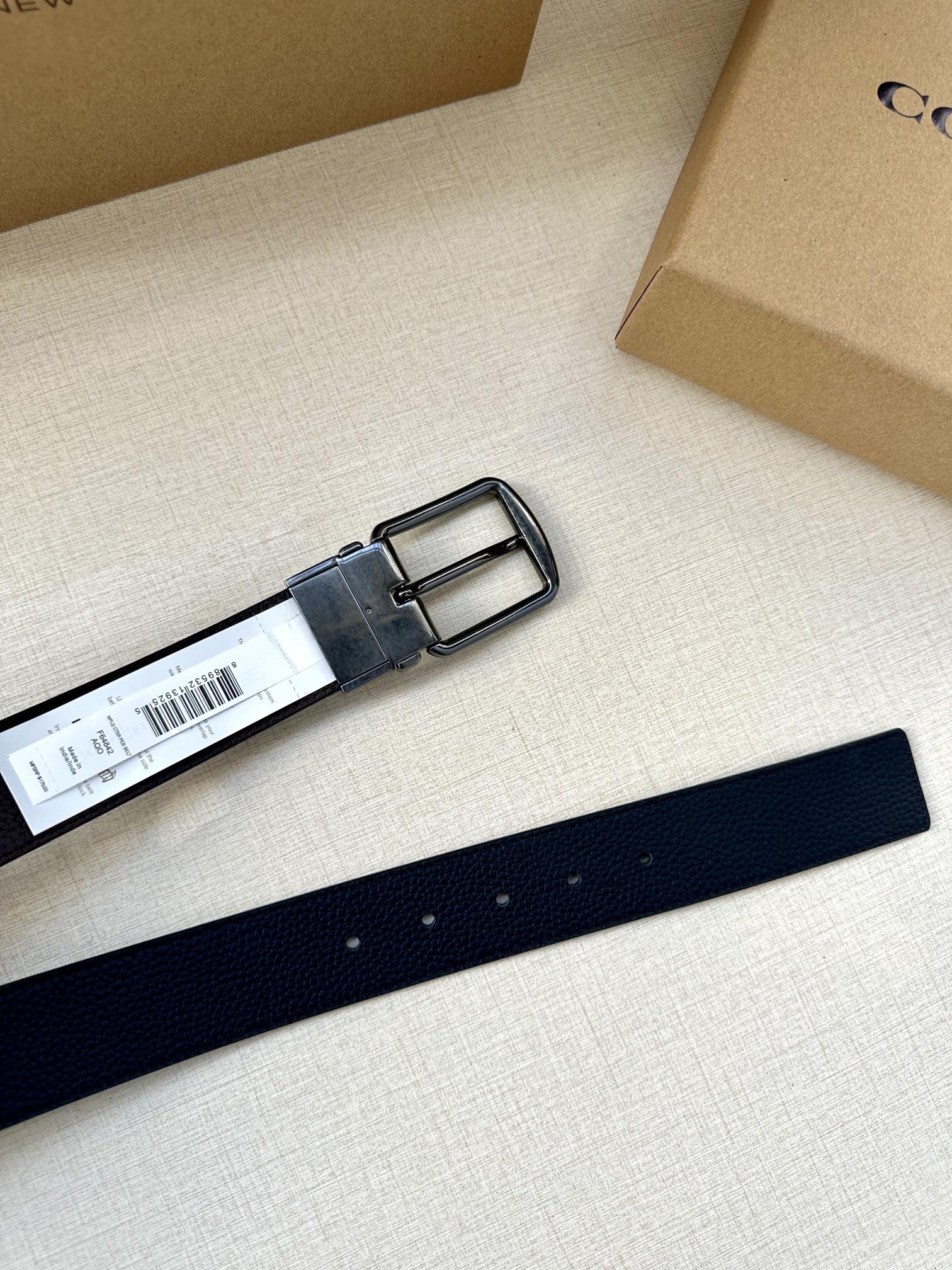 3.7cm（寬）COACH  這款雙面腰帶採用運動小牛皮製作，配有經典標誌帶扣，一款產品，兩種外觀。其合身度可個性定制，可用剪刀進行剪裁。
SAZ
D45
SMM
運動小牛皮
可裁剪
雙面
