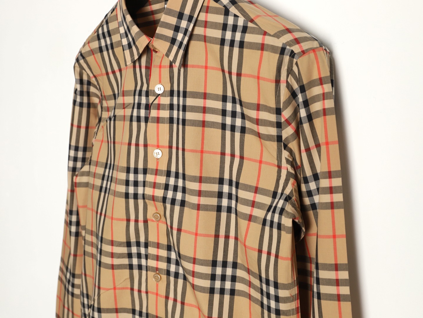 Burberry/巴寶莉 門襟袖口織帶格紋棉質長袖襯衫
面料採用雙股80支梭織斜紋面料，格紋對位，紗線定織定染，
每個獨立的尺碼都是定位裁片，前幅，口袋，
袖子等部位都是對格對位的，工序複製，費時費料，
採用純天然珍珠貝殼紐扣，洗水嘜定制，多處手工一片一片激光剪裁對位，
所有工序，用料都是ZP做法，區別市面一眼假版本
裝飾品牌典藏 復古大格紋，BUR粉絲的衣櫥珍藏款式,尤其是對於忠實的BUR粉來說，
此款更是絕對不能錯過的珍寶級別產物！
顏色：門襟袖口織帶
S Size：S-XL