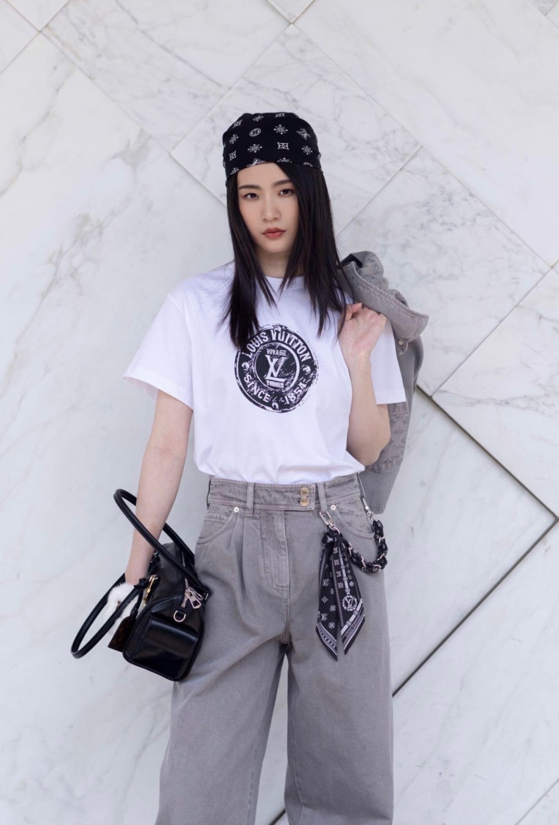 Louis Vuitton/路易威登 25ss 印章logo印花短袖
本款T恤以柔軟透氣的棉質針織裁出休閒廓形。胸前印章點綴多樣路易經典元素，涵蓋品牌創始年份，歌頌品牌的旅行與制箱傳承。

面料紗線支數為60支，屬於高支棉紗紗線細膩柔軟。單股結構使面料更輕盈透氣，雙面針織工藝，正反面紋理一致，面料結構緊密，彈性較好不易卷邊，觸感細膩適合貼身穿著。

TPU光油印花工藝，這是一種結合功能性材料與視覺效果的先進印花技術，尤其適用於提升面料的高端質感。印花用於增加光澤、立體感和特殊觸感，用於設計獨特