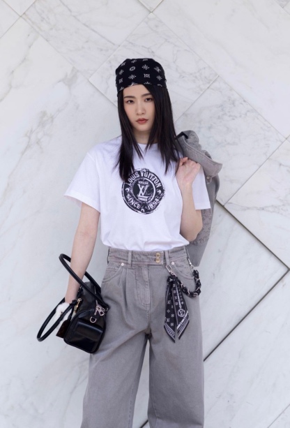 Louis Vuitton/路易威登 25ss 印章logo印花短袖
本款T恤以柔軟透氣的棉質針織裁出休閒廓形。胸前印章點綴多樣路易經典元素，涵蓋品牌創始年份，歌頌品牌的旅行與制箱傳承。

面料紗線支數為60支，屬於高支棉紗紗線細膩柔軟。單股結構使面料更輕盈透氣，雙面針織工藝，正反面紋理一致，面料結構緊密，彈性較好不易卷邊，觸感細膩適合貼身穿著。

TPU光油印花工藝，這是一種結合功能性材料與視覺效果的先進印花技術，尤其適用於提升面料的高端質感。印花用於增加光澤、立體感和特殊觸感，用於設計獨特