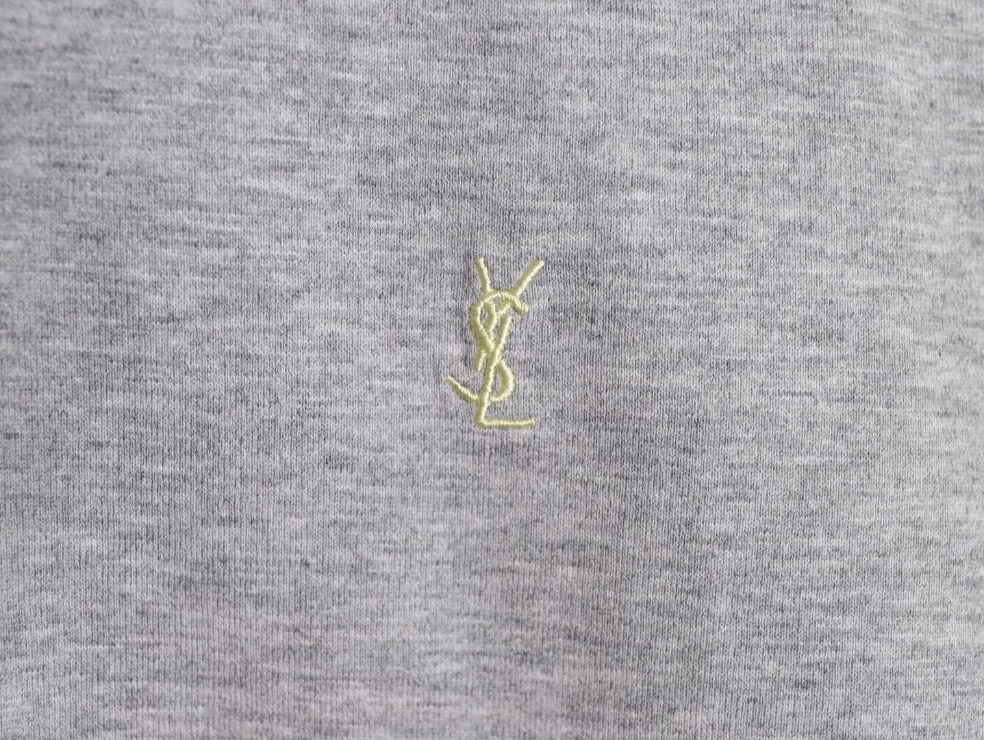 🔝SAINT LAURENT聖羅蘭SLP 小標純色徽標短袖T恤
正品購入開發，50支雙股精品賽爾棉170克，1*1拉架羅紋280克，進口刺繡，面料酵洗，定制1：1商標，寬松版型
B Size：S-XL