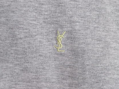 🔝SAINT LAURENT聖羅蘭SLP 小標純色徽標短袖T恤
正品購入開發，50支雙股精品賽爾棉170克，1*1拉架羅紋280克，進口刺繡，面料酵洗，定制1：1商標，寬松版型
B Size：S-XL