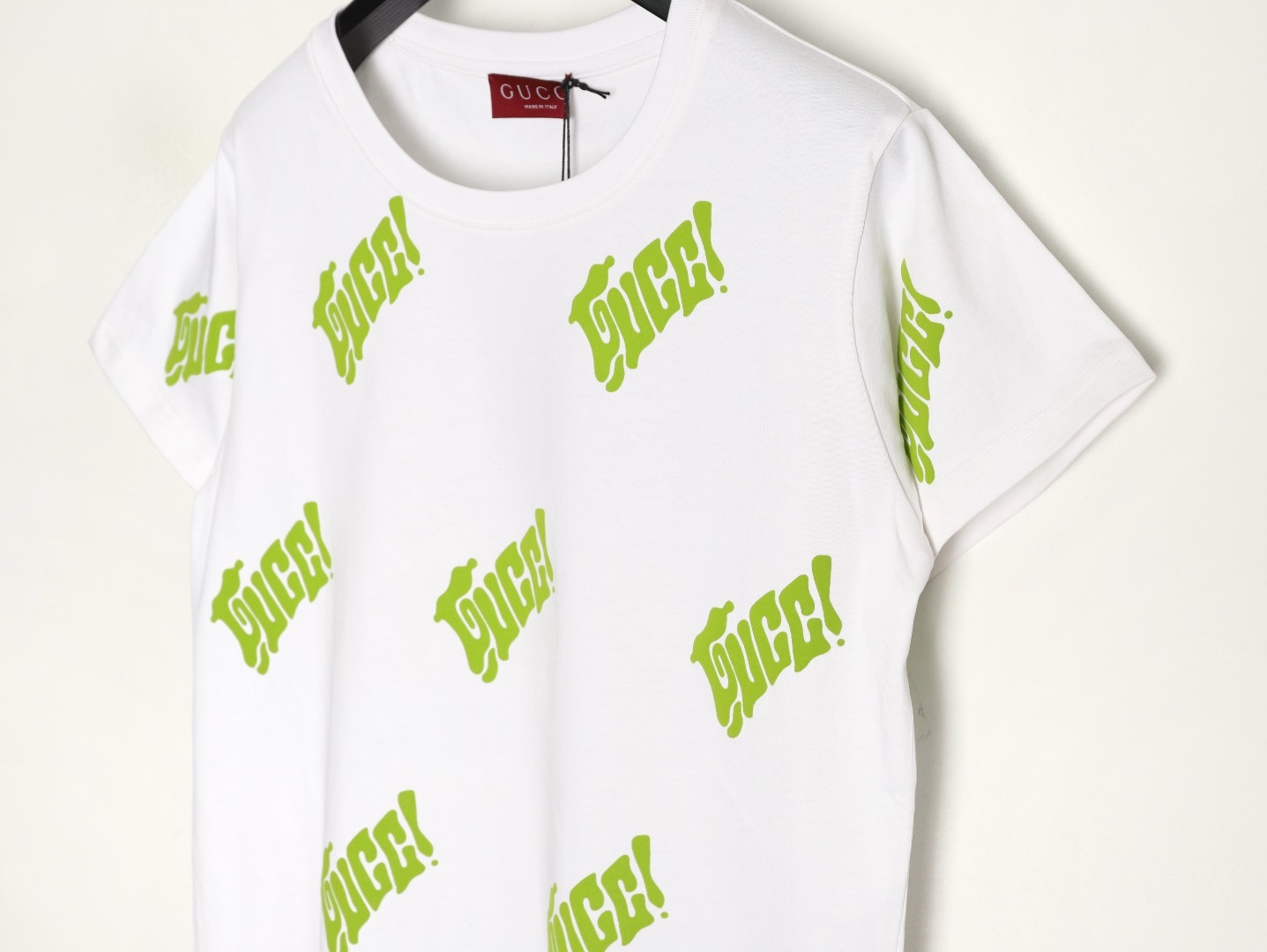 Gucci/古馳 25ss 綠色發泡印花短袖
GUCCI新款T恤採用重磅白色針織棉製成，通體檸檬綠Gucci刺繡倍添清新氣息。
A Size:S-XL
