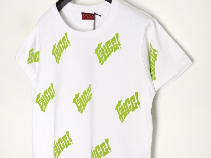 Gucci/古馳 25ss 綠色發泡印花短袖
GUCCI新款T恤採用重磅白色針織棉製成，通體檸檬綠Gucci刺繡倍添清新氣息。
A Size:S-XL