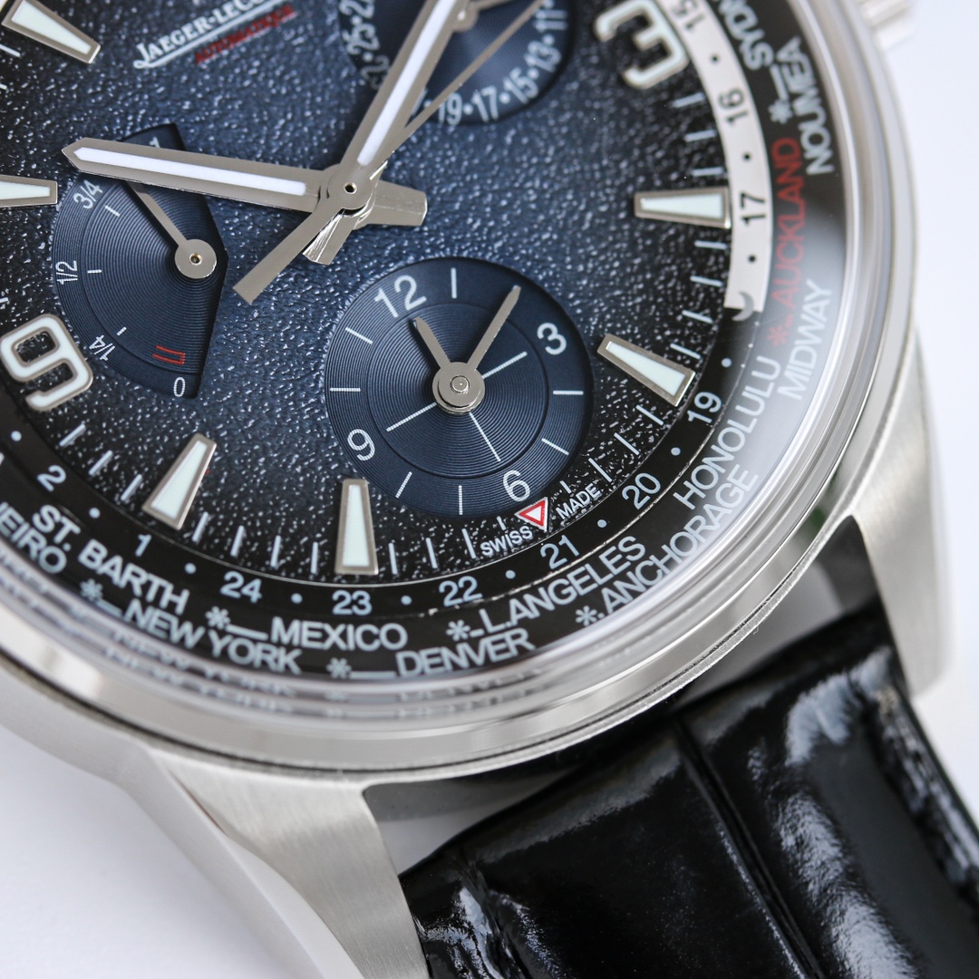 積家 北宸系列 Geographic WT“全球限量版”地理學家世界時腕表採用藍黑漸變色與全黑色錶盤 腕表的凸緣顯示全球24個時區 成為行動派男士旅行期間的可靠搭檔  佩戴者可透過10時位置的表冠設定 尺寸43mm表殼 316L鋼殼 搭配拱“鍋蓋”鏡面 採用亞洲機芯復刻版：936A/1自動上鏈 技術無與倫比 城市名部分以乳白色為基底 2時位置的日曆顯示 6時位置的第二時區顯示和10時位置的動力儲存顯示副錶盤飾以太陽放射狀飾紋 進口牛皮 升級版原裝折疊扣 精緻推薦男士多功能機械腕表