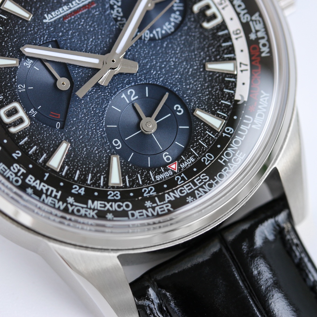 積家 北宸系列 Geographic WT“全球限量版”地理學家世界時腕表採用藍黑漸變色與全黑色錶盤 腕表的凸緣顯示全球24個時區 成為行動派男士旅行期間的可靠搭檔  佩戴者可透過10時位置的表冠設定 尺寸43mm表殼 316L鋼殼 搭配拱“鍋蓋”鏡面 採用亞洲機芯復刻版：936A/1自動上鏈 技術無與倫比 城市名部分以乳白色為基底 2時位置的日曆顯示 6時位置的第二時區顯示和10時位置的動力儲存顯示副錶盤飾以太陽放射狀飾紋 進口牛皮 升級版原裝折疊扣 精緻推薦男士多功能機械腕表