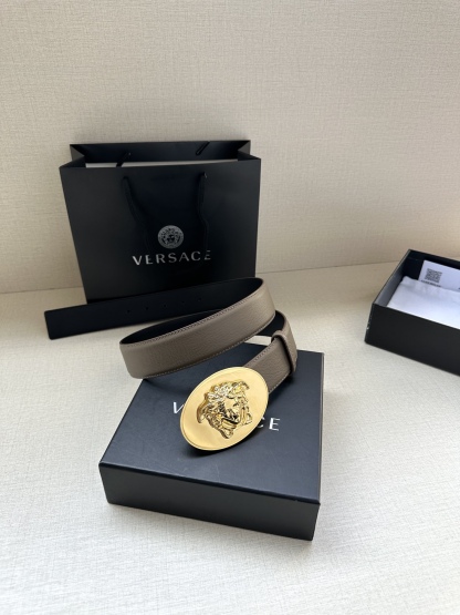 寬度：4.0cm （範思哲） 此款橢圓五金配件、腰帶飾有標誌性的Versace美杜莎頭像扣，彰顯品牌格調。是一款精美的衣櫥必備單品。
