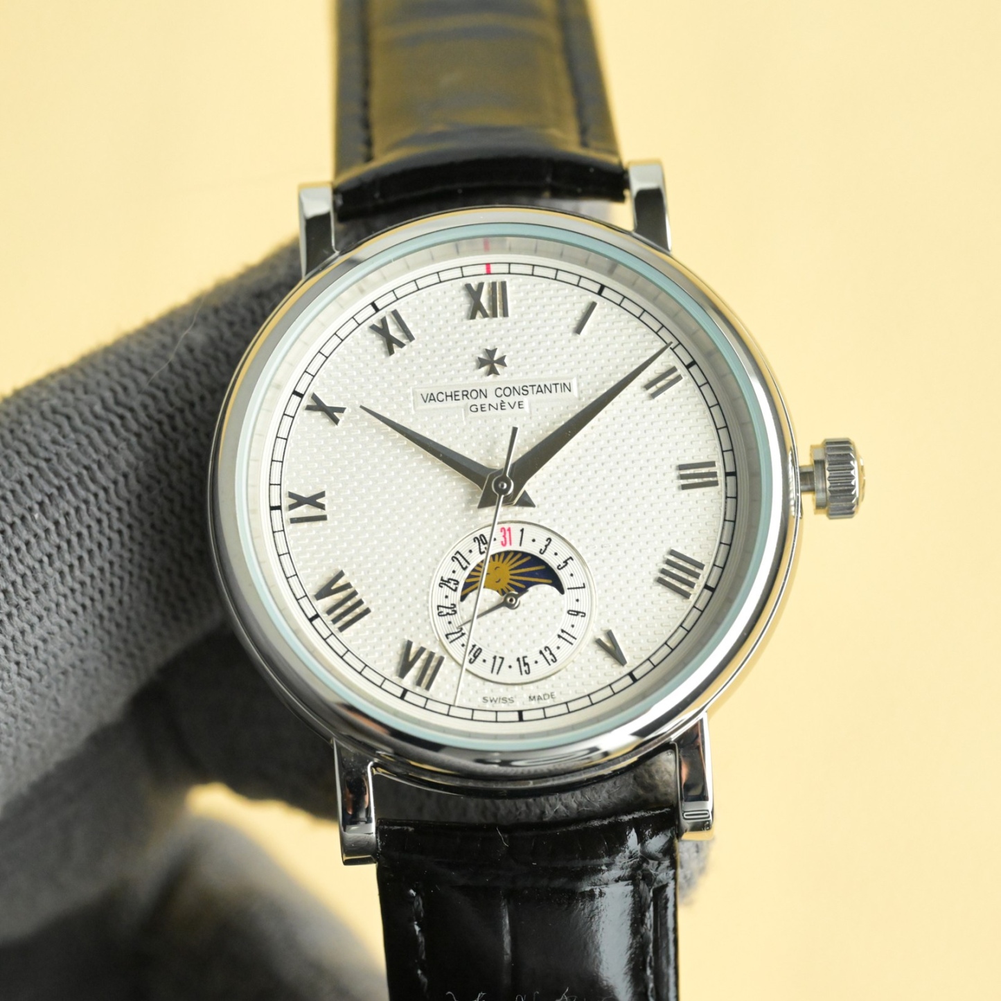 
江詩丹頓【VACHERON CONSTANTIN】傳襲系列男士腕表！全新複雜日月星辰多功能腕表，超強夜光。搭載原裝進口2824-2自動上鏈機械機芯，匯集月份顯示，日月相顯示等功能於一身，堪稱完美，秉承瑞士制表工藝，全鋼鍍納米鉑金表技術，PVD爐內電鍍工藝，法國藍寶石防刮鏡面，進口意大利小牛皮搭配原裝扣，打造出頂級完美產品，尺寸:40*10mm