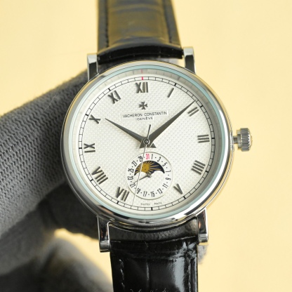 
江詩丹頓【VACHERON CONSTANTIN】傳襲系列男士腕表！全新複雜日月星辰多功能腕表，超強夜光。搭載原裝進口2824-2自動上鏈機械機芯，匯集月份顯示，日月相顯示等功能於一身，堪稱完美，秉承瑞士制表工藝，全鋼鍍納米鉑金表技術，PVD爐內電鍍工藝，法國藍寶石防刮鏡面，進口意大利小牛皮搭配原裝扣，打造出頂級完美產品，尺寸:40*10mm