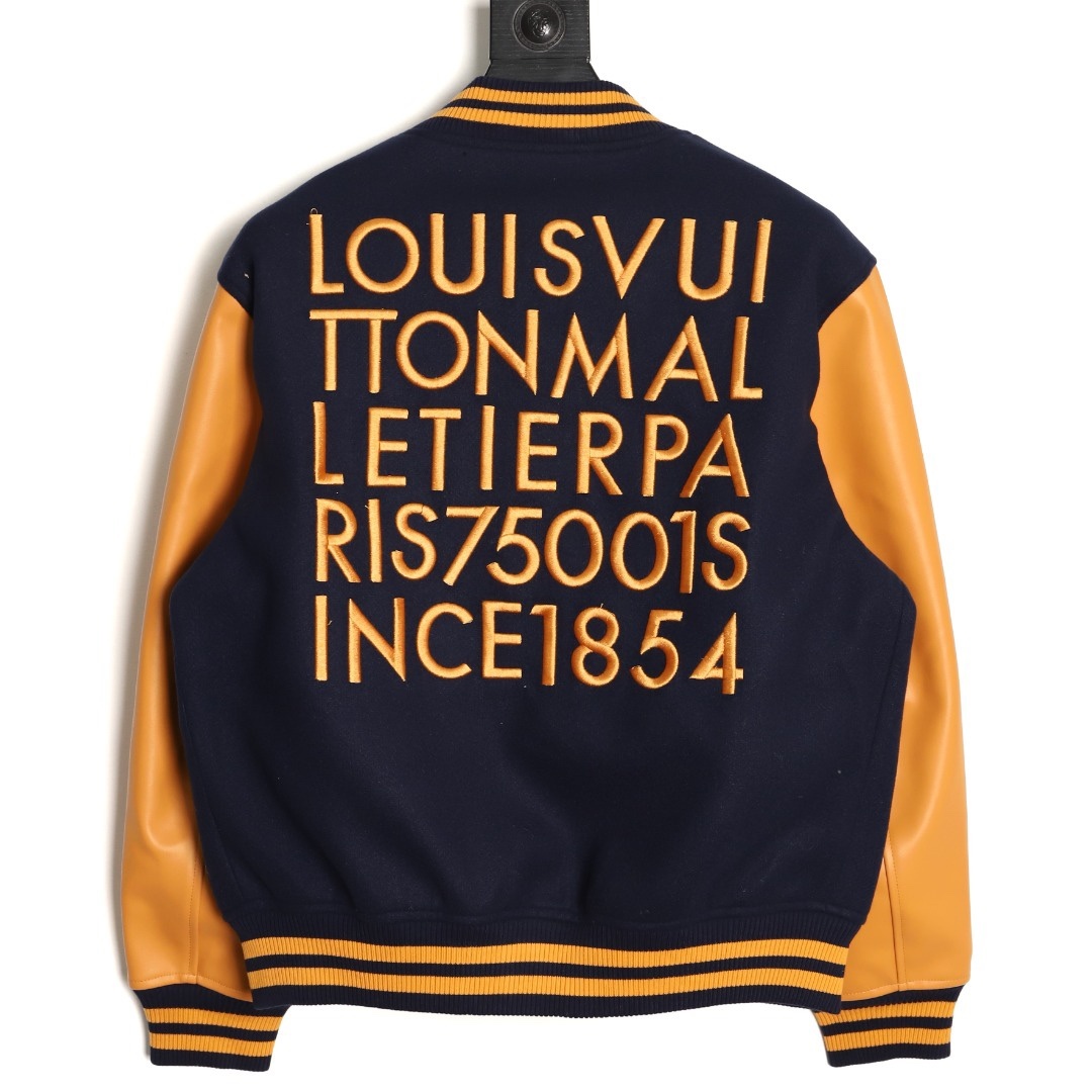 Louis Vuitton/路易威登 26ss 水鑽刺繡棒球服外套
材質拼接：衣身採用藏青色羊毛混紡面料，質感挺括耐磨；袖子為淺棕牛皮材質，柔軟細膩，經典拼皮設計還原美式棒球服復古感。

• 裝飾亮點：左胸位置有重工水鑽+金屬刺繡裝飾，鑲嵌多色寶石與閃鑽，綴有“L.V.M.”字母標識，華麗精緻，辨識度拉滿。

• 版型結構：立領+羅紋條紋領口/袖口/下擺，防風且修飾身形；正面按扣開合，兩側配有插袋，兼顧實用與美觀。
球帽點綴，休閒隨性又有街頭感。
N Size:S-XL