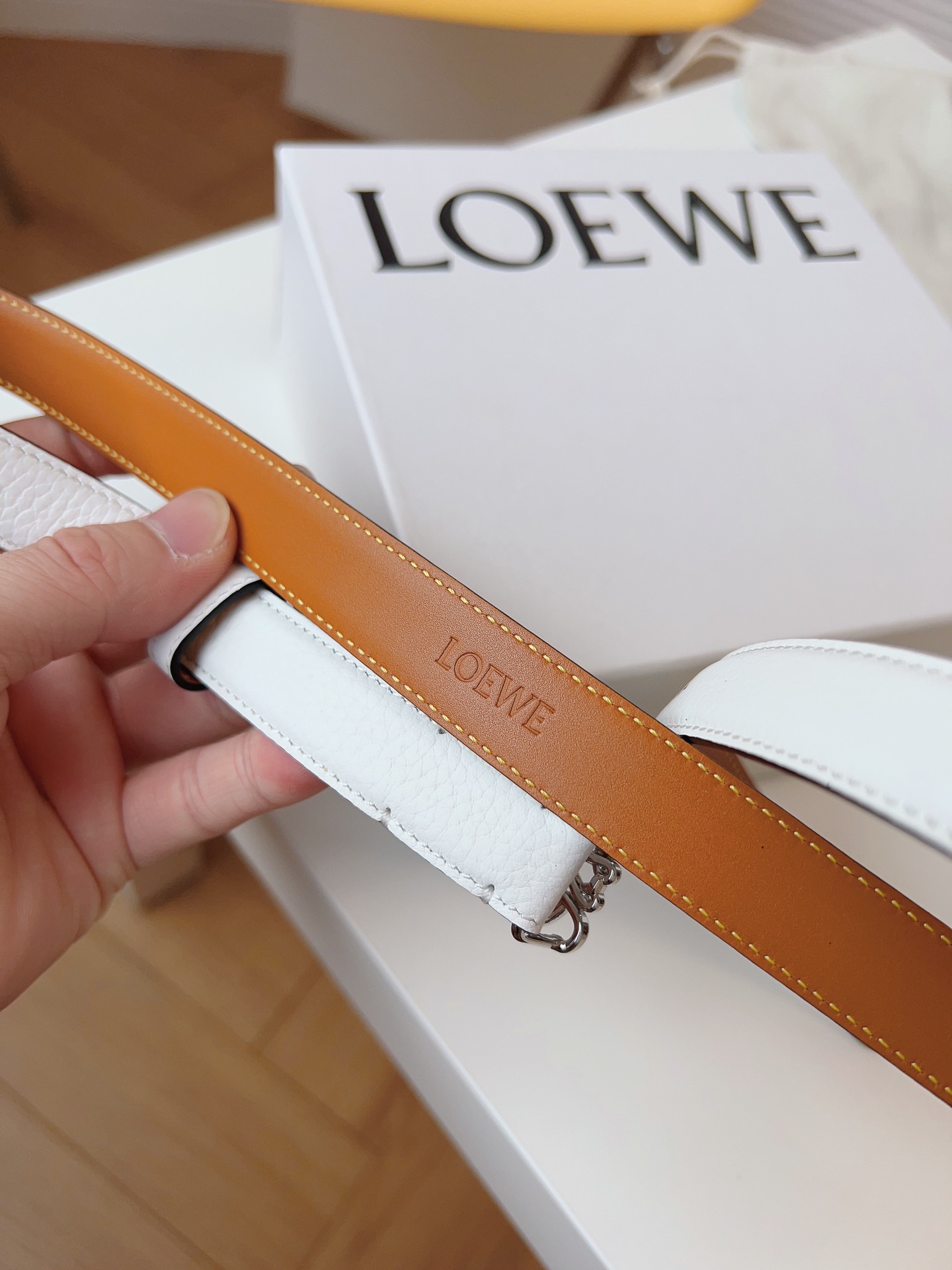 
Loewe 羅意威 經典粒面小牛皮，極簡風格的搭配，腰帶早已不是勒緊褲腰的工具，而是提升衣品，畫龍點睛的飾品；此款腰帶易搭配服飾。皮帶寬度：2.0cm