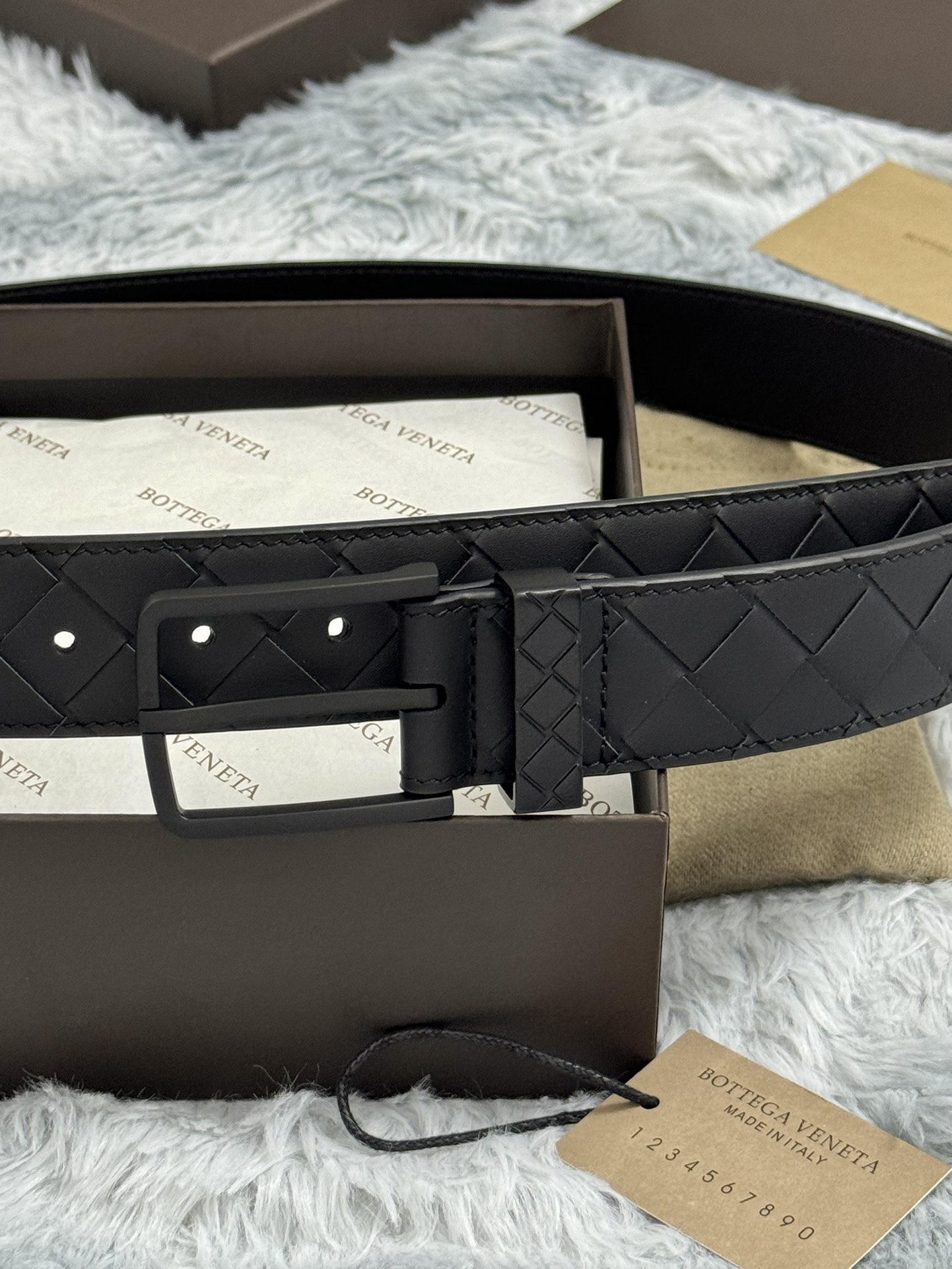 BOTTEGA VENETA   3.5cm   
手工編織牛皮經典之作
每個細節都體現出至高的品味和格調
整體造型增添優雅韻味  
低調奢華的典範
優雅迷人氣息
精緻的手工藝製作。