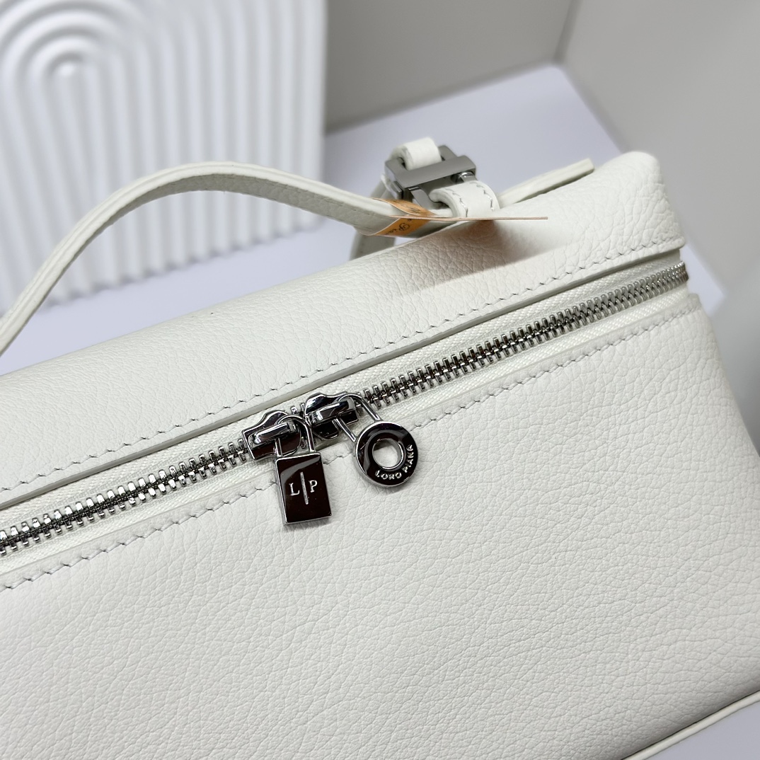 𝓸𝓻𝓸 𝓟𝓲𝓪𝓷𝓪諾悠翩雅
𝑬𝒙𝒕𝒓𝒂 𝑷𝒐𝒄𝒌𝒆𝒕 𝑳𝟏𝟗 
這是一款大開口結構的功能性設計的手拿包，經典風格和簡約設計的組合體。包身採用進口原廠小牛皮材質，輕微的錘紋呈現優雅的紋理，內里採用進口原廠小羊皮。皮革手柄和可拆卸肩帶，可打造出不同背法實用百搭。雙向拉鍊開合，搭配My Charms銀色金屬掛飾。（LP特級全鋼配件五金）
size：11×19×6.5cm
貨號：FAN4046
配套全套專櫃禮盒包裝🎁