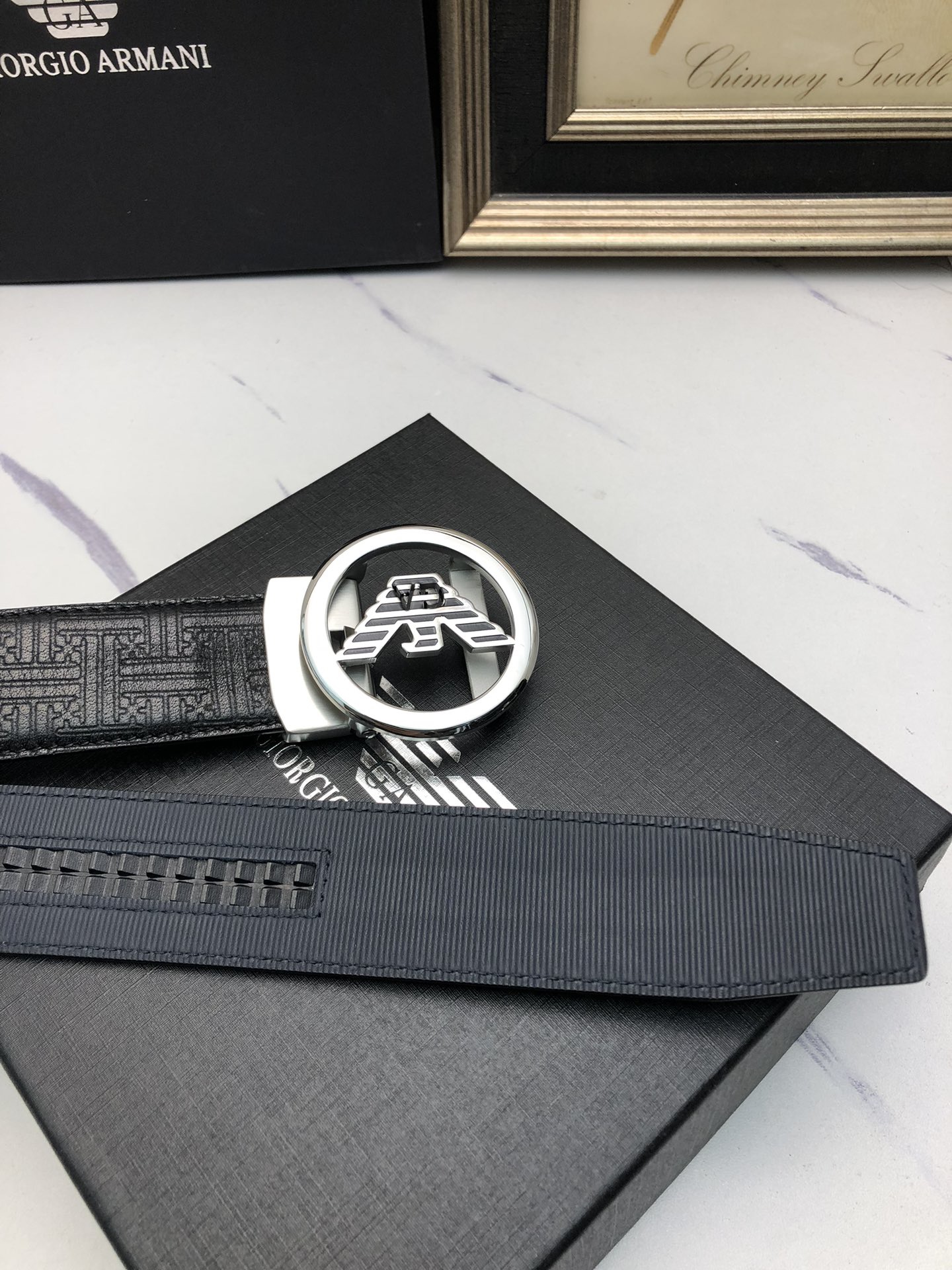 阿曼妮：原單頭層牛皮燙印花紋面，內襯頭層小牛皮底，搭配原單自動扣，可裁剪的自動帶，此款腰帶面雙採用意大利原定廠制進口牛皮帶身 ，對專版櫃足寬3.5