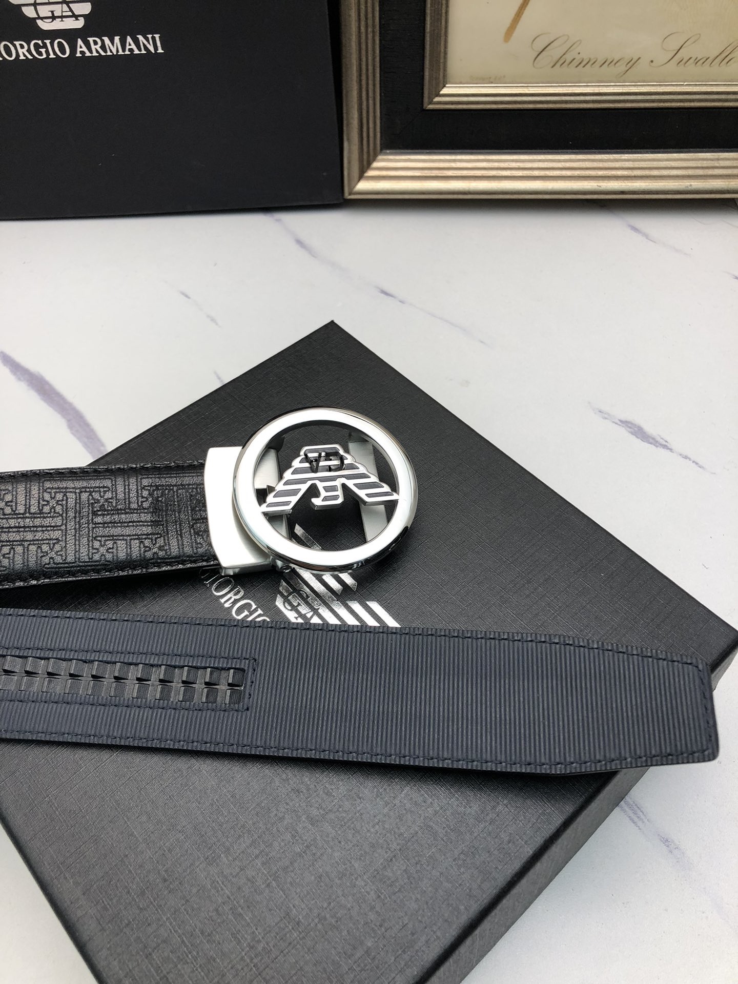 阿曼妮：原單頭層牛皮燙印花紋面，內襯頭層小牛皮底，搭配原單自動扣，可裁剪的自動帶，此款腰帶面雙採用意大利原定廠制進口牛皮帶身 ，對專版櫃足寬3.5