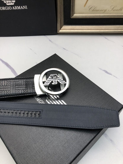 阿曼妮：原單頭層牛皮燙印花紋面，內襯頭層小牛皮底，搭配原單自動扣，可裁剪的自動帶，此款腰帶面雙採用意大利原定廠制進口牛皮帶身 ，對專版櫃足寬3.5