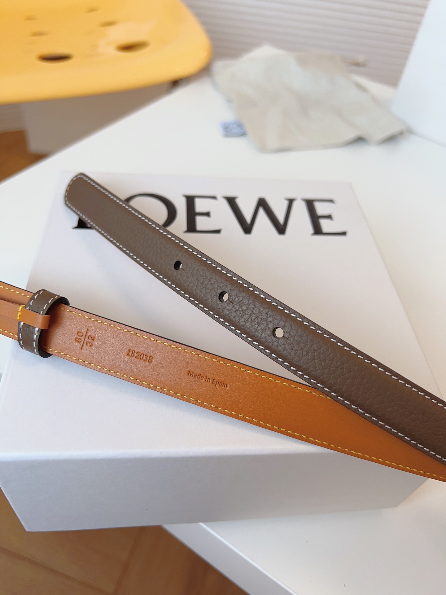 
Loewe 羅意威 經典粒面小牛皮，極簡風格的搭配，腰帶早已不是勒緊褲腰的工具，而是提升衣品，畫龍點睛的飾品；此款腰帶易搭配服飾。皮帶寬度：2.0cm