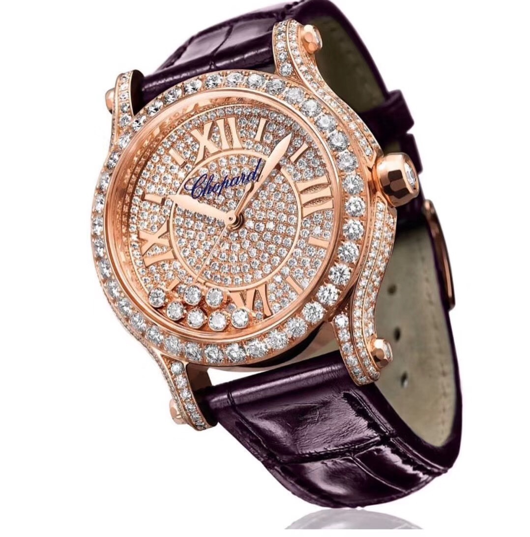 （NL）2025最新款滿天星   原裝搭配美洲鰐魚錶帶 搭配原莊進口日本9015機芯 蕭邦（HAPPY DIAMONDS）作為蕭邦最暢銷的系列一直以細膩的手法詮釋蕭邦標誌性靈動鑽石的概念，此系列作品柔美而時尚，都說男戴萬國女戴蕭邦 有金（進）有鑽（賺）寓意也很好。錶盤內的鑽石滾珠可自由滑行轉動，時來運轉 財運滾滾，讓每一位女性都以最迷人的造型驚艷世人。 這次給大家帶來的蕭邦快樂鑽系列 這次給大家帶來的蕭邦快樂鑽系列 是肖邦旗下最具代表性的腕表 最有特色的夾層玻璃的7顆，7顆鑽石產生自旋 猶如舞蹈