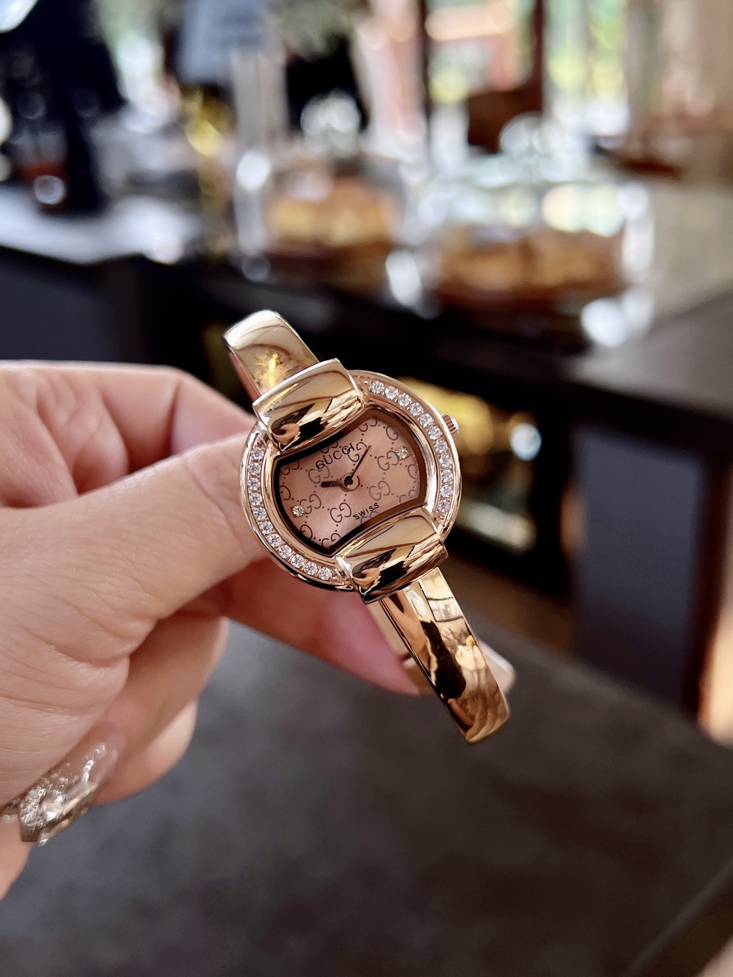 古馳
Gucci 瑞士日內瓦最新限量款升級版到貨（後蓋全新加重處理，重做原裝對版鑲鑽字面。字面鑲嵌八箭八星兩個閃亮的鋯鑽石💎，細節誠意滿滿💎區別以往老舊版本，歡迎品鑒👏👏），表徑25mm，厚度7.5mm，藍寶石玻璃，表面把頭都有經典雙G logo設計元素，非常經典，適合小手腕佩戴，小巧玲瓏，溫婉細膩