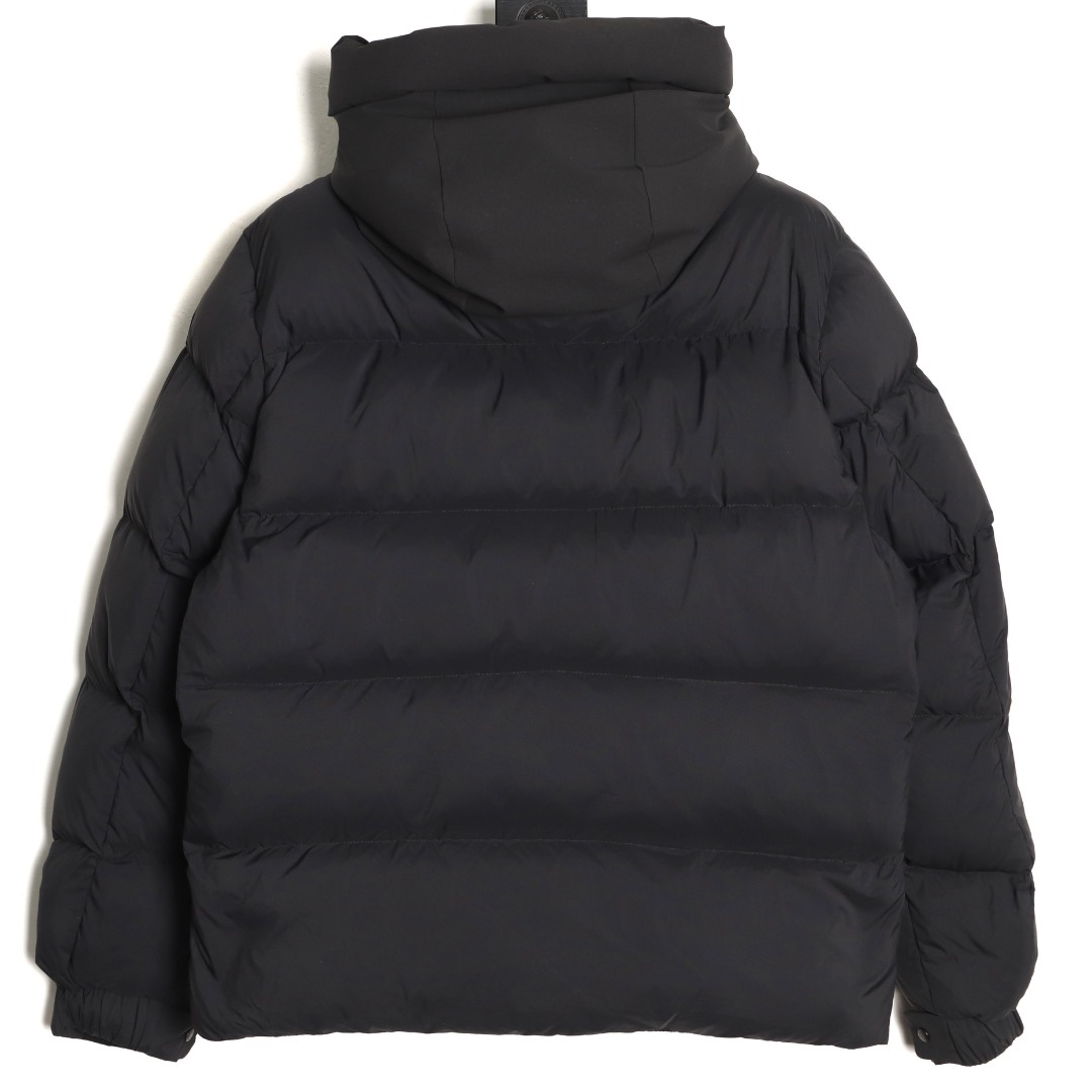 🔝Moncler 蒙口 黑武士羽絨服外套
經典黑武士造型 連續多年斷貨王 我們採用原版東麗集團進口 聚酯纖維三防面料定染 雙層訂制內膽里布 填充平均250g左右90白鵝絨 原版一致YKK正品拉鍊五金 用料扎實 誠意之作
尺碼：3 4 5 6