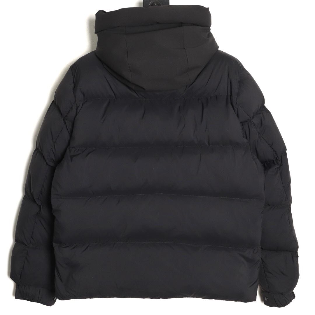 🔝Moncler 蒙口 黑武士羽絨服外套
經典黑武士造型 連續多年斷貨王 我們採用原版東麗集團進口 聚酯纖維三防面料定染 雙層訂制內膽里布 填充平均250g左右90白鵝絨 原版一致YKK正品拉鍊五金 用料扎實 誠意之作
尺碼：3 4 5 6