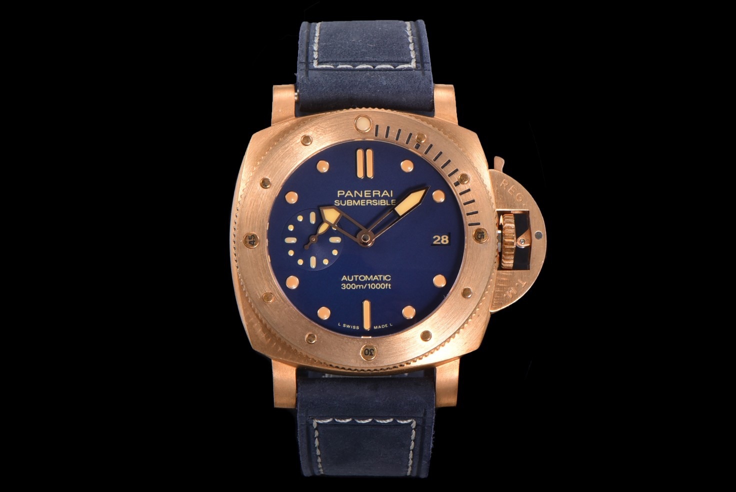 SB限量發行：沛納海潛行系列PAM01074腕表，青銅表殼搭配藍色意大利進口小牛皮錶帶，啞光藍色錶盤，棒狀及圓點時標以米色Super-LumiNova™夜光塗層塗覆，綠色夜光顯示，搭載P.900型自動機械機芯，42毫米。