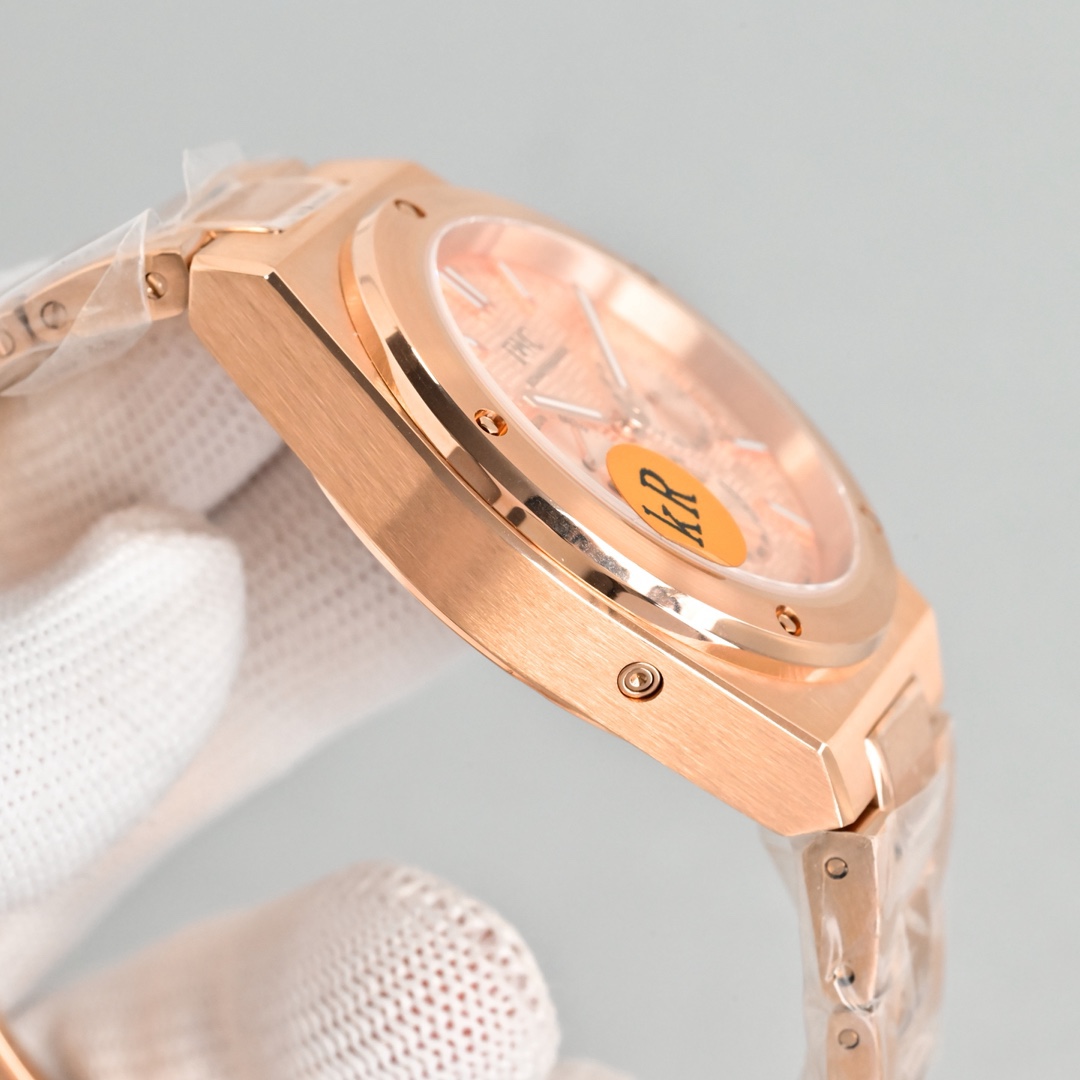 KR新品  萬國工程師系列萬年曆腕表，復刻界最複雜的腕表，所有功能同步原裝，所有功能調節通過把頭控制.
1⃣️【功能介紹】3點鐘位置顯示日曆，9點鐘位置顯示星期，6點鐘月份月相指針顯示。

2⃣️【做工精細】外殼採用原版同樣的三件套結構，中間拉絲，上下殼為拋光，鏡面採用高成本的鍋蓋形藍寶石，使其質感提升。

3⃣️【機芯性能】尺寸41.6mm,機芯採用天津機芯改82600，高效穩定，動力時間長達72小時以上，進行加裝複雜的萬年曆模塊，而且同步所有功能實現同步原裝通過把頭調節。
