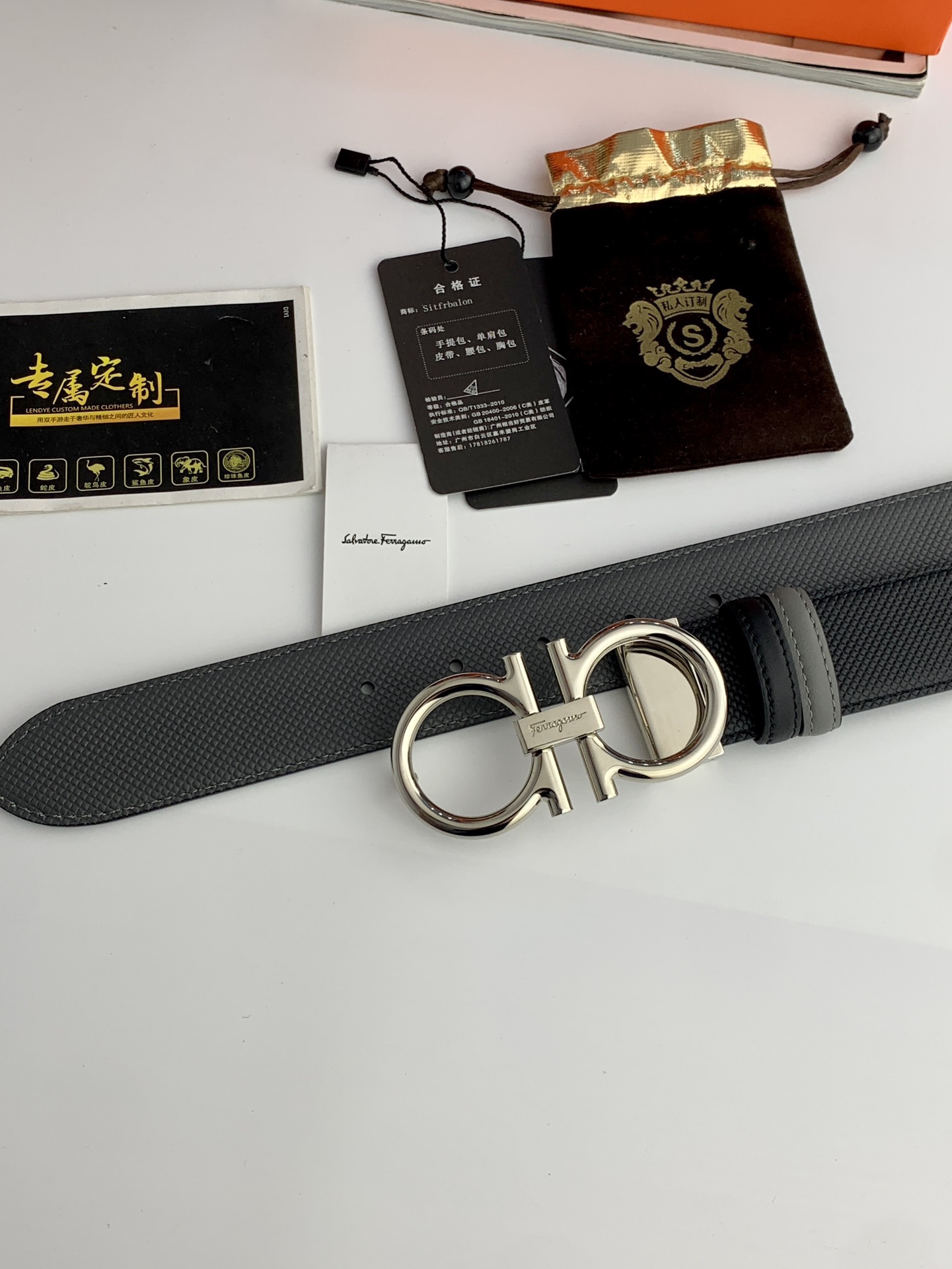 〖F家〗這款皮帶採用雙面小牛皮，搭配純銅八字扣，打造高雅考究的造型。寬3.5cm，長度可調節，達到量身定制般的修身效果。