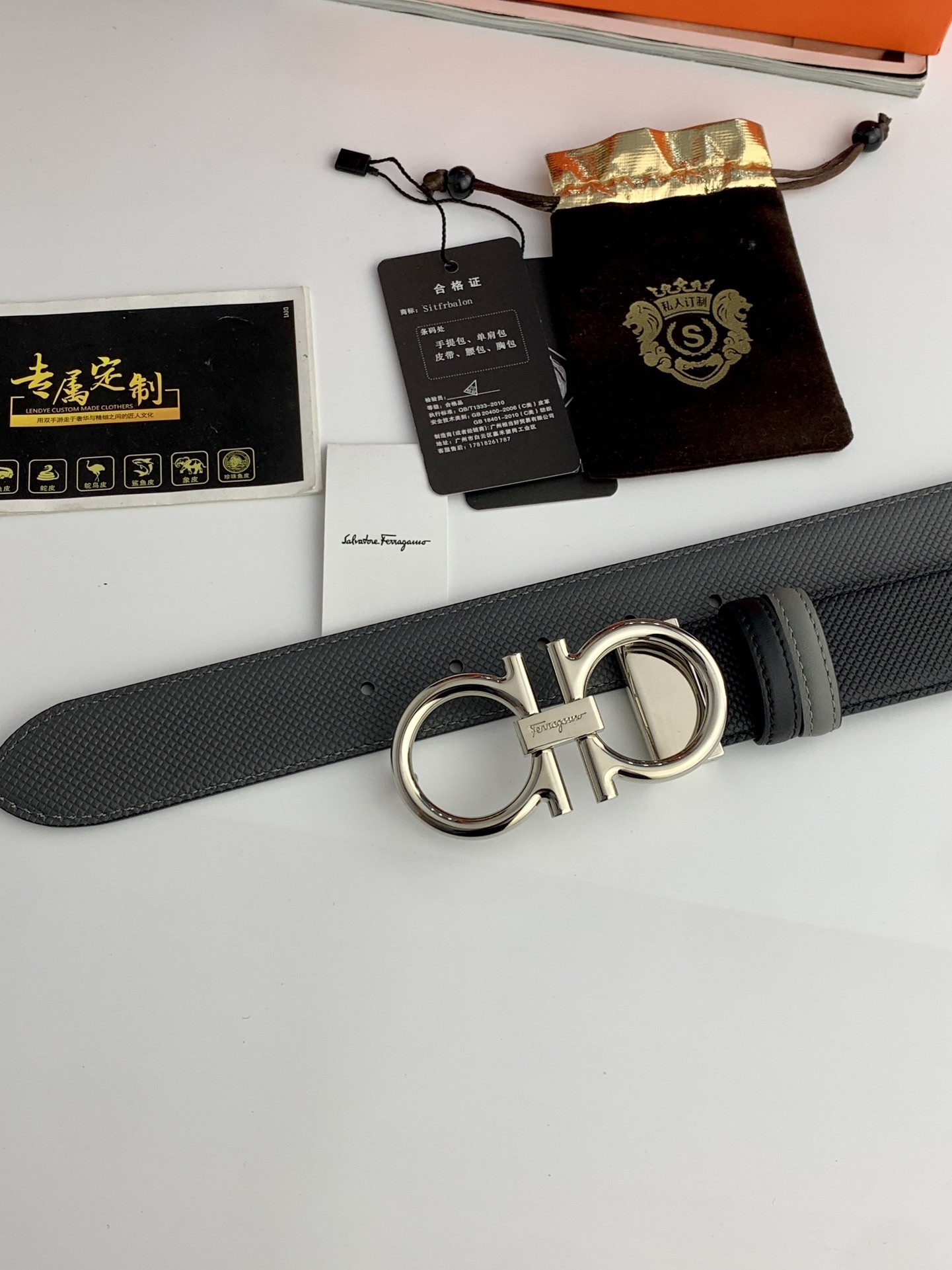 〖F家〗這款皮帶採用雙面小牛皮，搭配純銅八字扣，打造高雅考究的造型。寬3.5cm，長度可調節，達到量身定制般的修身效果。