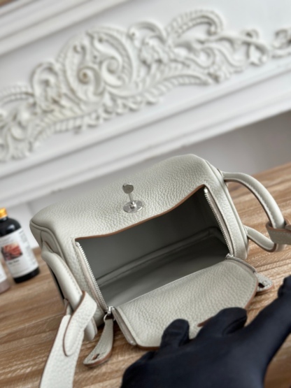 琳迪lindy 19cm	
Tc皮 蜜蠟線半手工縫製
lindy19保留了琳迪包所有細節的完整設計，側口袋、拉鍊等全部都是經典的設計√
這只小可愛暴擊了多少人的少女心