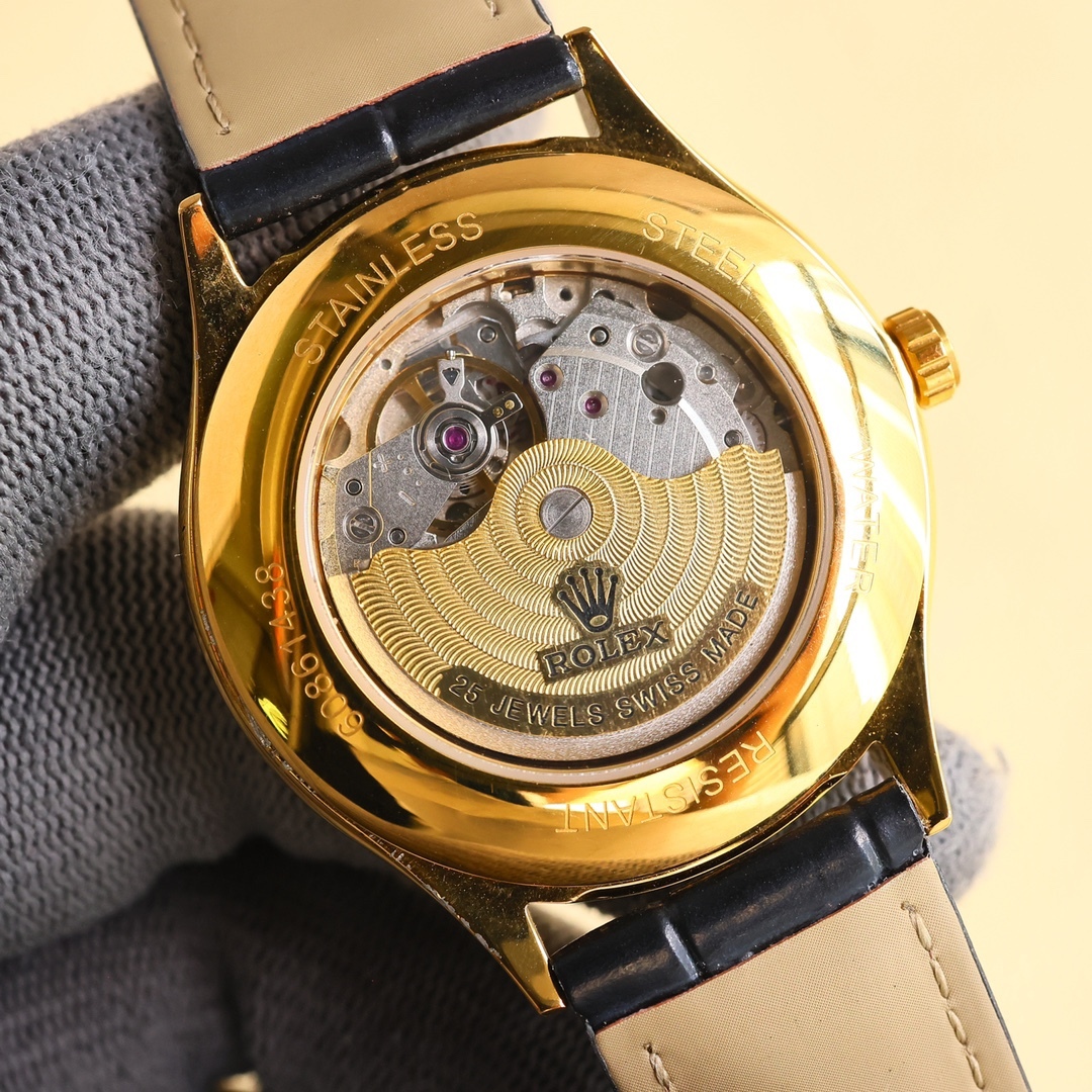 
最新爆款主推☄️☄️ 勞力士【ROLEX】男士腕表 採用獨特的錶盤設計 搭配而來的是更高檔奢華的勞力士🪐， 初識勞力士必憧憬有朝一日能擁有它，戴上勞力士必順風順水必發達，你值得擁有，歡迎評鑒！！
機芯：搭配全新進口8215西鐵城（零返修） 尺寸：40🥇 鏡面：藍寶石玻璃永不刮花 材質：316L精鋼表殼 動力：儲存48小時 防水深度：100米🥈 🥉意大利小牛皮帶，原裝針扣！