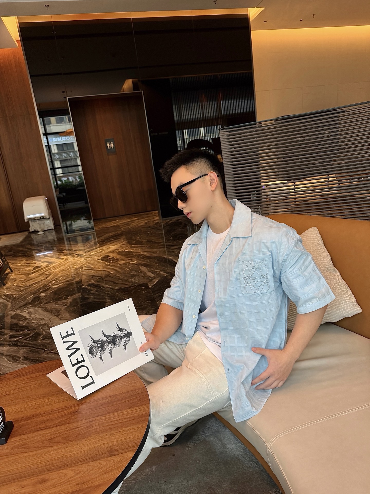 🔝LOEWE羅意威 Anagram 刺繡口袋格子短袖襯衫
定制雲紋高支提花格料，採用進口機刺繡工藝，精度高，線條流暢而細膩，紅外線定位裁床，通過紅外發射器和紅外接收器來實現對材料的精准定位，精度可達到微米級別，面料都經過砂洗，手感質感更佳，不易變形，不易縮水，不易褪色，保持長久的美觀，定制輔料，寬松版型
B Size：36 38 40 42