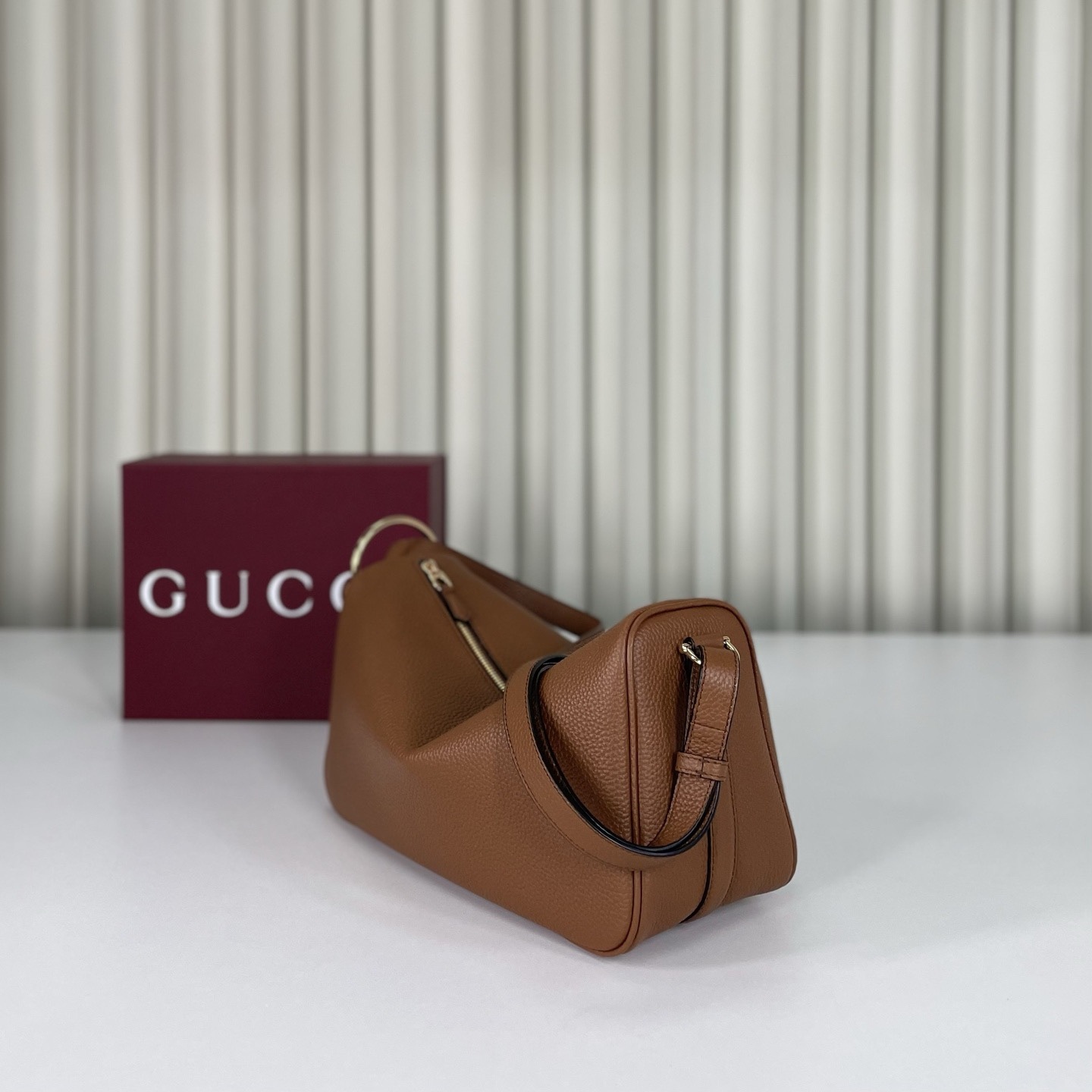 Gucci Half Horsebit系列中號肩背包，煥新呈現Gucci Half Horsebit系列，以現代風格煥新演繹品牌最具標誌性的元素之一。該系列巧妙融蘊休閒廓形與標誌性的半馬銜扣配件，這也是其名稱的由來。款號860787白皮，尺寸31.5X17X12