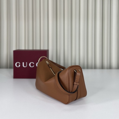 Gucci Half Horsebit系列中號肩背包，煥新呈現Gucci Half Horsebit系列，以現代風格煥新演繹品牌最具標誌性的元素之一。該系列巧妙融蘊休閒廓形與標誌性的半馬銜扣配件，這也是其名稱的由來。款號860787白皮，尺寸31.5X17X12