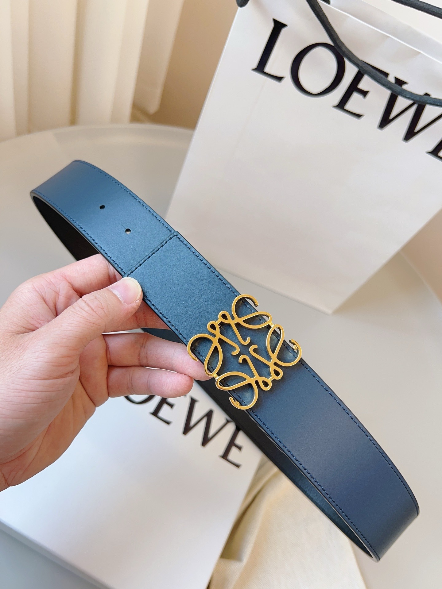 羅意威LoEWE 4.0cm正反兩穿腰帶，選用壓紋牛皮革製成，反復Anagram圖案