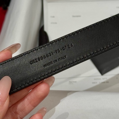 YSL頂級版復刻新寵腰帶
經典百搭款 搭配牛仔褲或者裙子都很好看 長短可調節 25mm寬 雙面進口小牛皮 精緻的真空鍍鈀搭扣飾有琺瑯字體效果