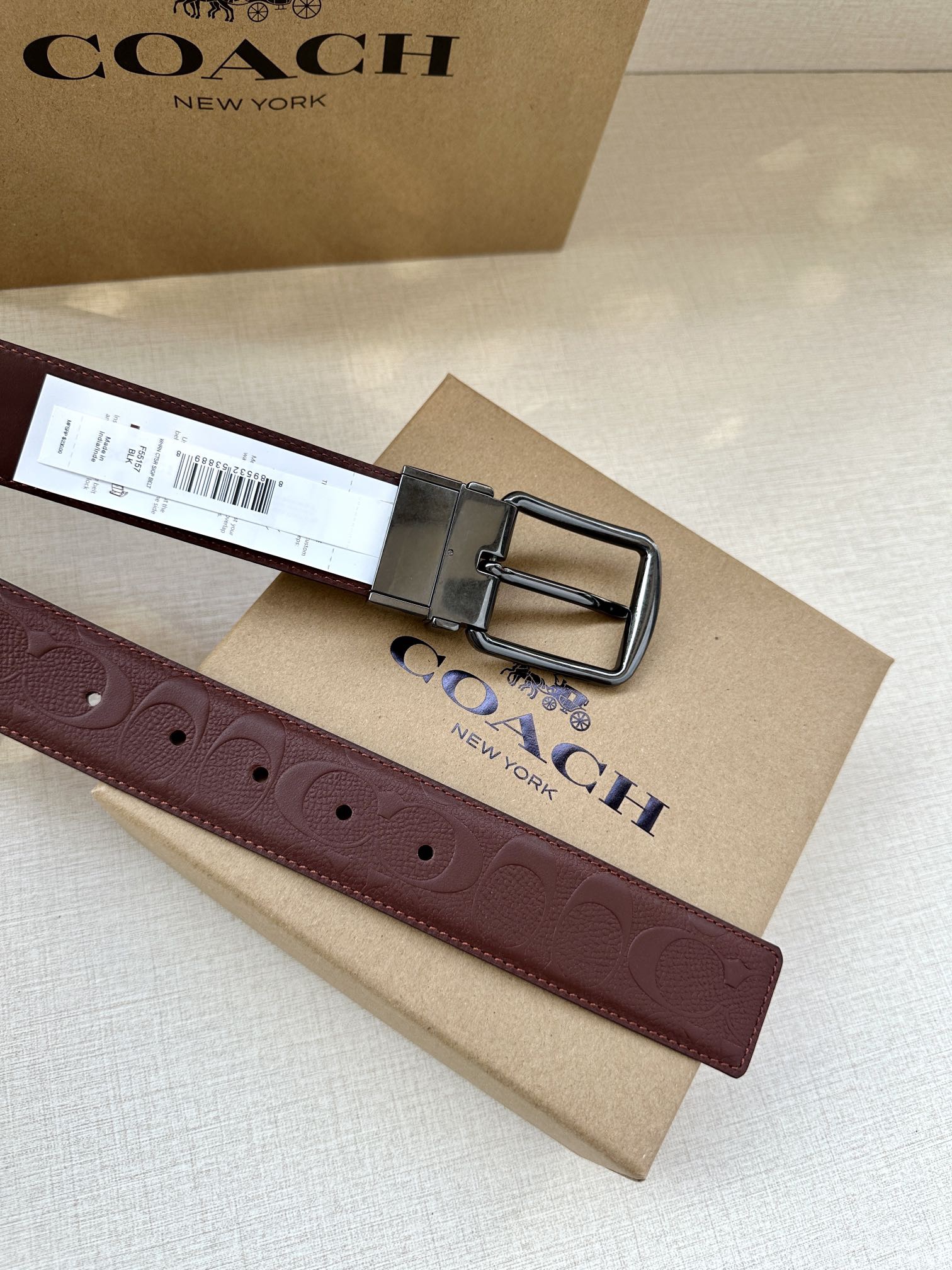 3.7cm（寬）COACH  這款雙面腰帶採用運動小牛皮製作，配有經典標誌帶扣，一款產品，兩種外觀。其合身度可個性定制，可用剪刀進行剪裁。
SAZ
D45
SMM
運動小牛皮
可裁剪
雙面
