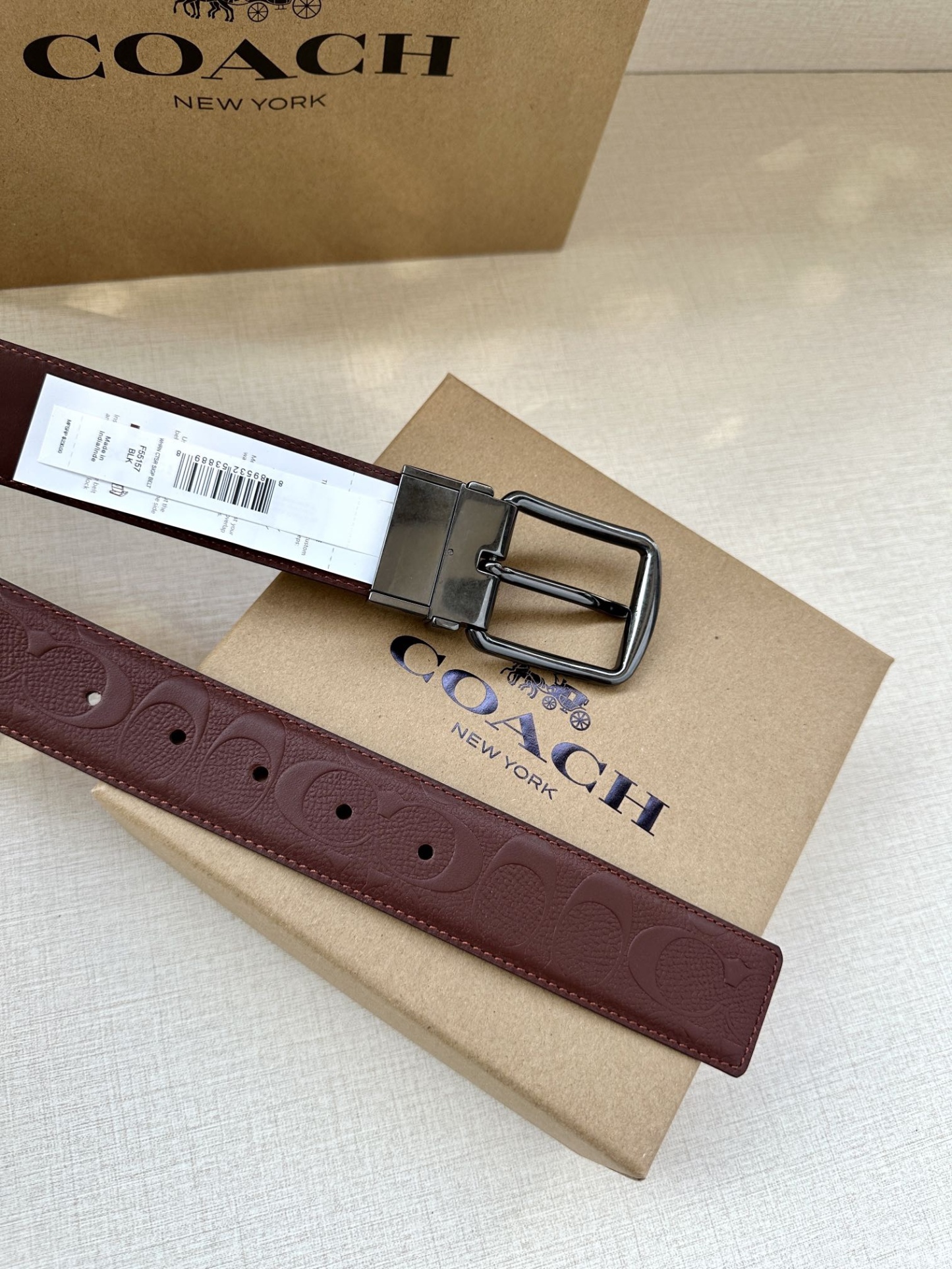 3.7cm（寬）COACH  這款雙面腰帶採用運動小牛皮製作，配有經典標誌帶扣，一款產品，兩種外觀。其合身度可個性定制，可用剪刀進行剪裁。
SAZ
D45
SMM
運動小牛皮
可裁剪
雙面
