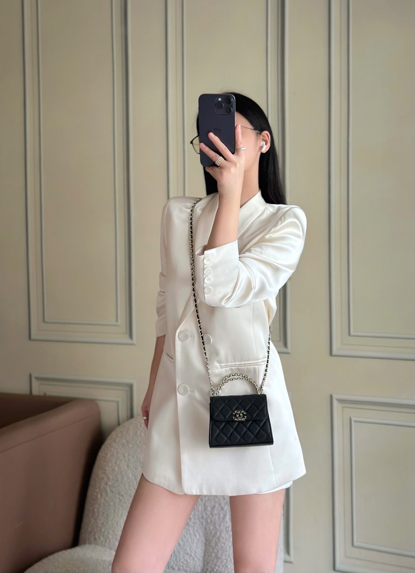 Chanel 25S 新款本季 最火的小球牛皮Kelly 手柄包
這顆絕對是黑馬
第一眼看到就深深愛上💕
顏值不必說 直接閉眼入不會錯
很好打理 也是百搭型
實現了單背斜挎腋下背手拎的效果📷
簡直就是福音〰️
很精緻 值得珍藏🔝

五金：全鋼18K淺金
皮料：獨家Haas小牛皮
尺寸：𝟏𝟒.𝟓*𝟏𝟏.𝟓*𝟓.𝟓 𝚌𝚖
型號：AS3237