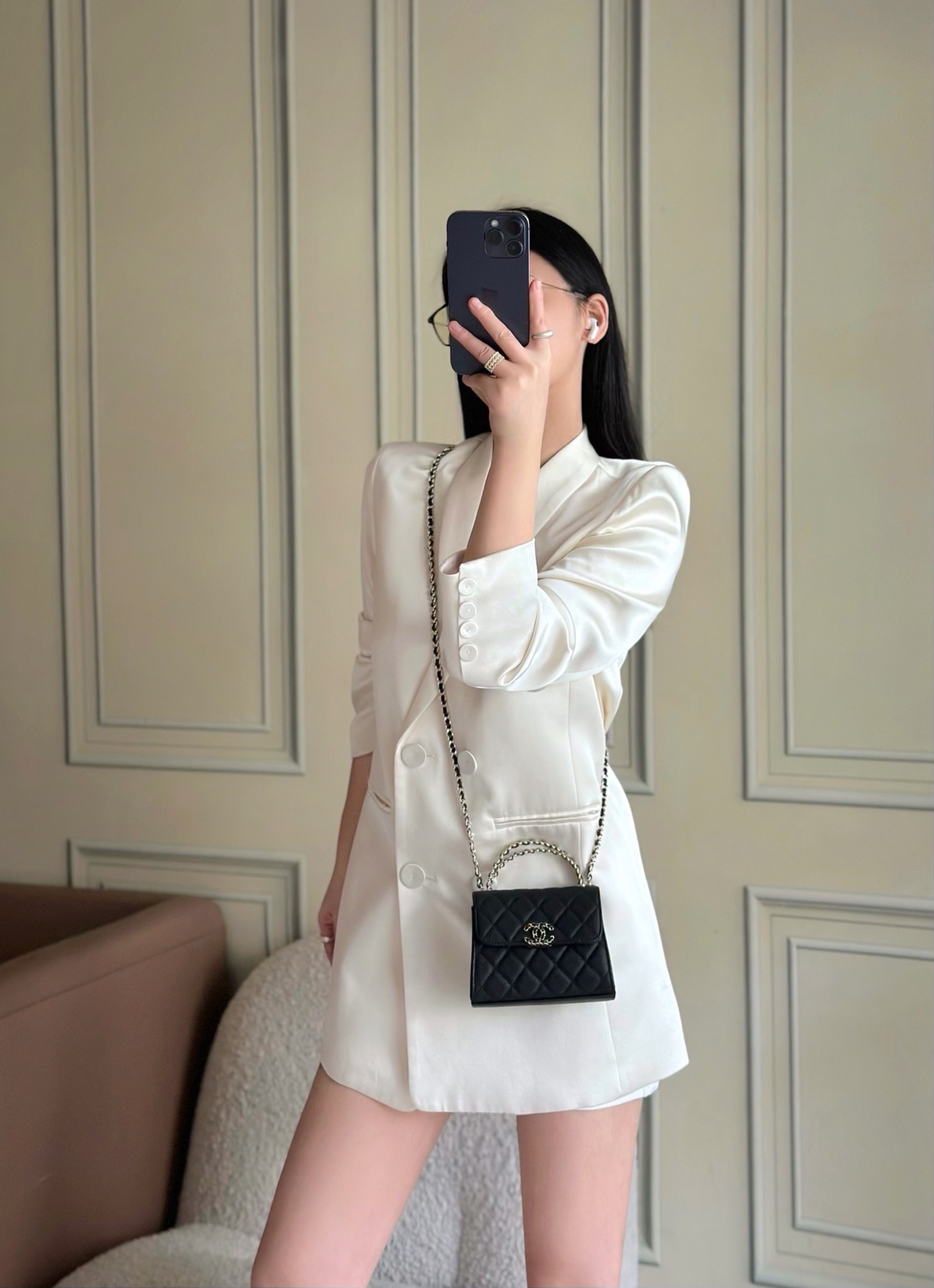 Chanel 25S 新款本季 最火的小球牛皮Kelly 手柄包
這顆絕對是黑馬
第一眼看到就深深愛上💕
顏值不必說 直接閉眼入不會錯
很好打理 也是百搭型
實現了單背斜挎腋下背手拎的效果📷
簡直就是福音〰️
很精緻 值得珍藏🔝

五金：全鋼18K淺金
皮料：獨家Haas小牛皮
尺寸：𝟏𝟒.𝟓*𝟏𝟏.𝟓*𝟓.𝟓 𝚌𝚖
型號：AS3237