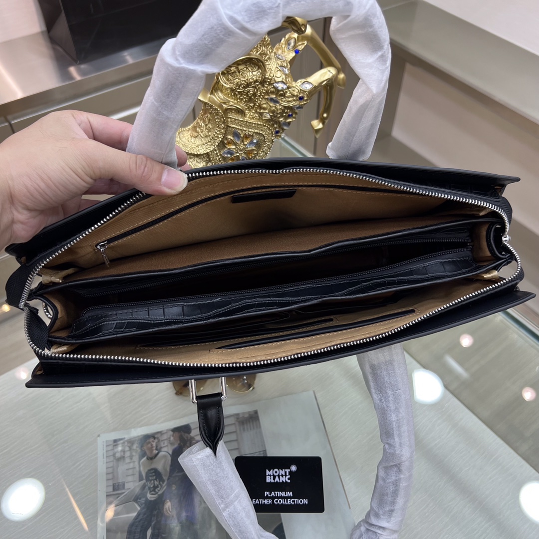 Montblanc lnternational（萬寶龍）新款公文包 採用進口鰐魚紋牛皮製作，頂級拋光不鏽鋼飾面金屬配件  ，正面萬家六角專屬標，內里雙隔層，簡單大方商務 成功男士們的最愛🤵🏻！
尺寸：40-30-7
型號：601312-1w